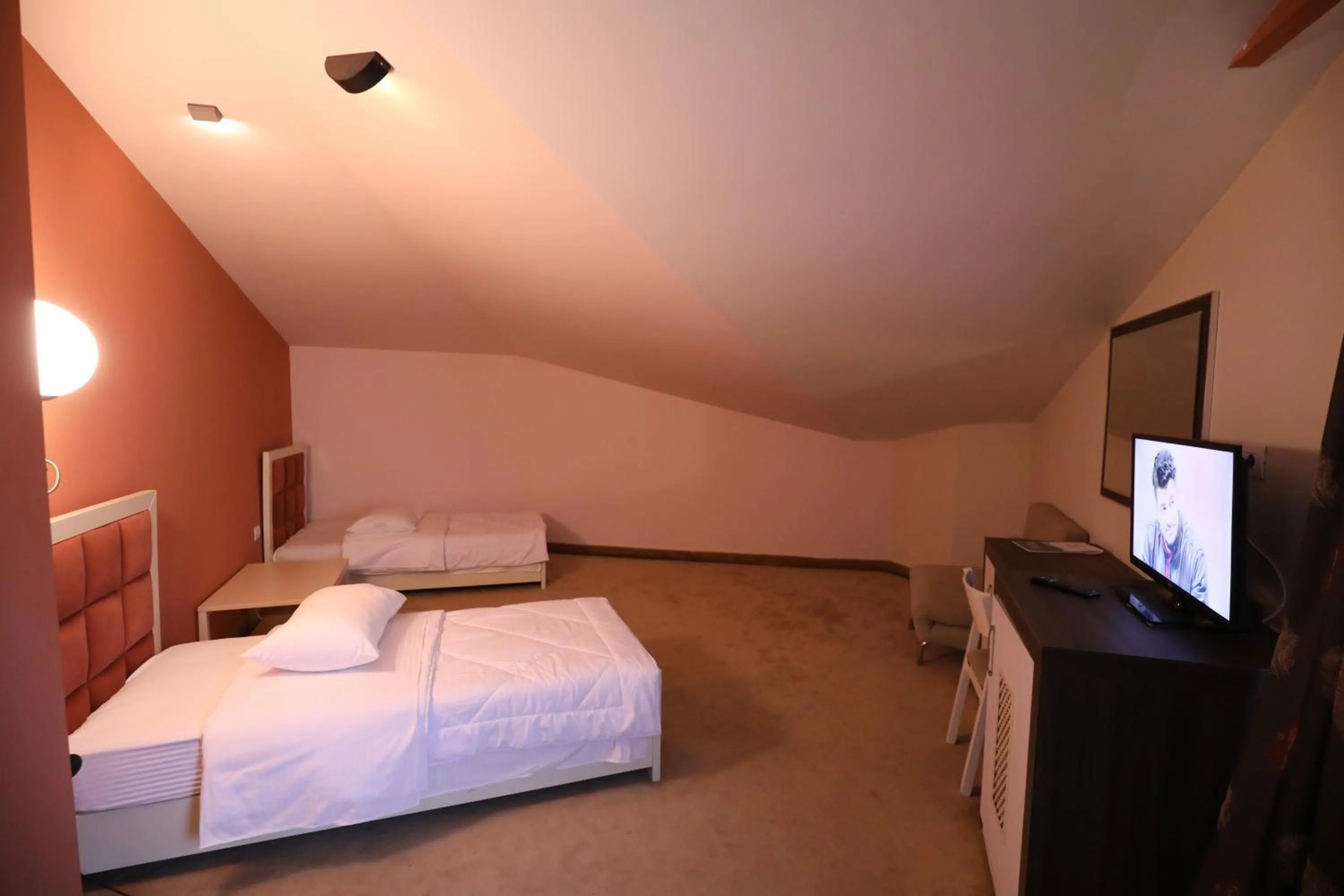 TV and multimedia, Bed in Hotel 1 Maji