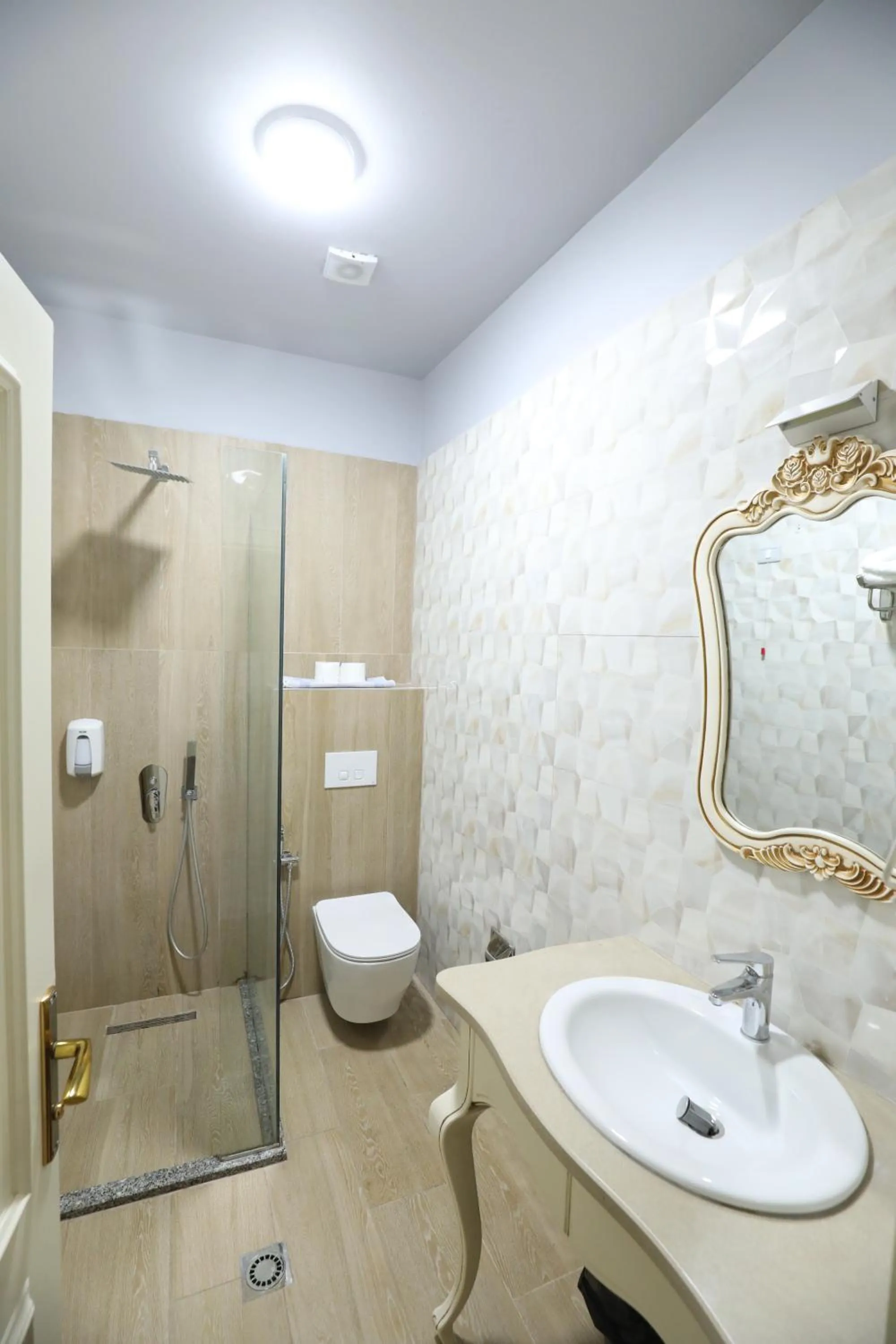 Toilet in Hotel 1 Maji