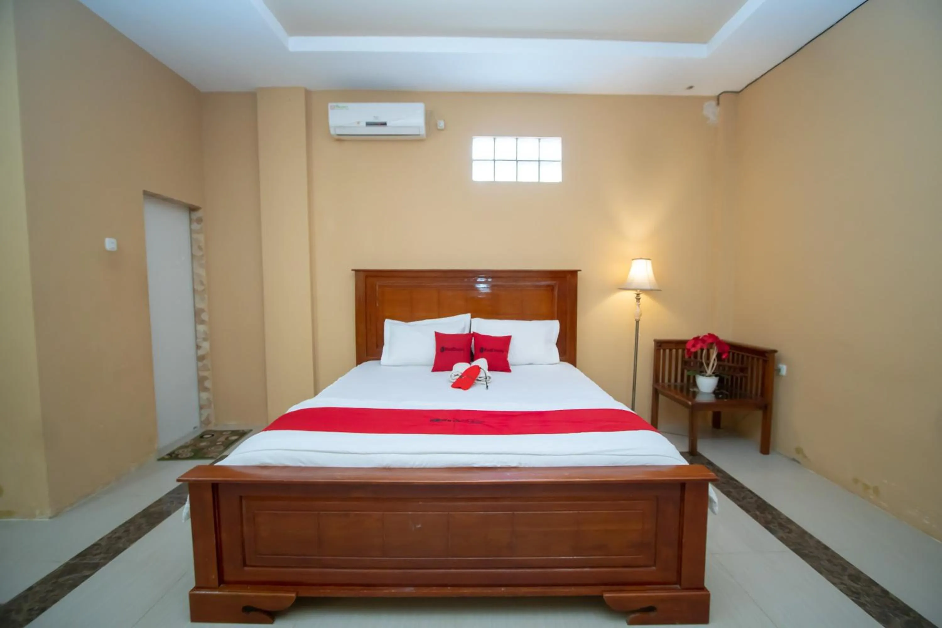Bedroom, Bed in RedDoorz Syariah @ Jalan Gajah Mada Meulaboh