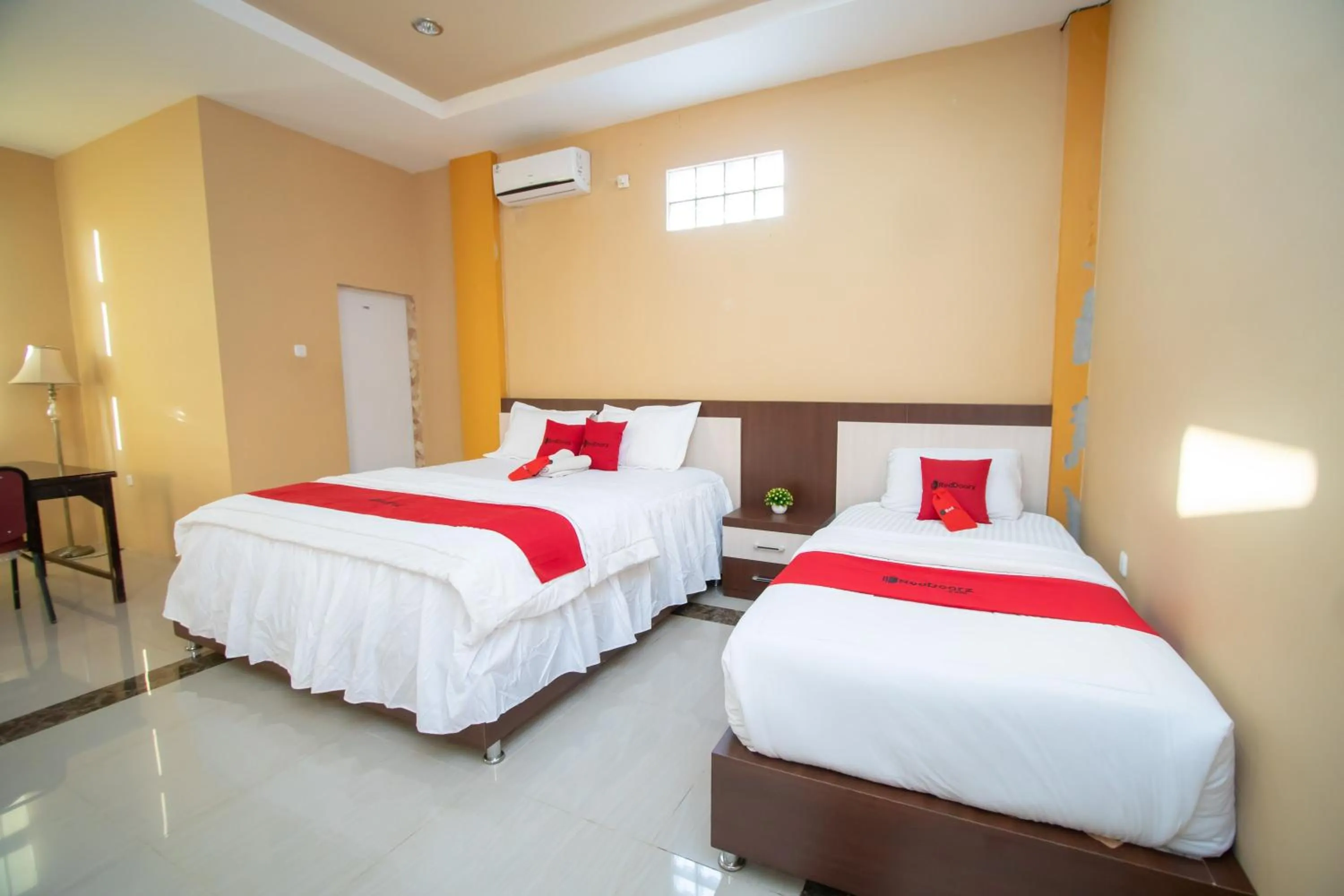 Bedroom, Bed in RedDoorz Syariah @ Jalan Gajah Mada Meulaboh