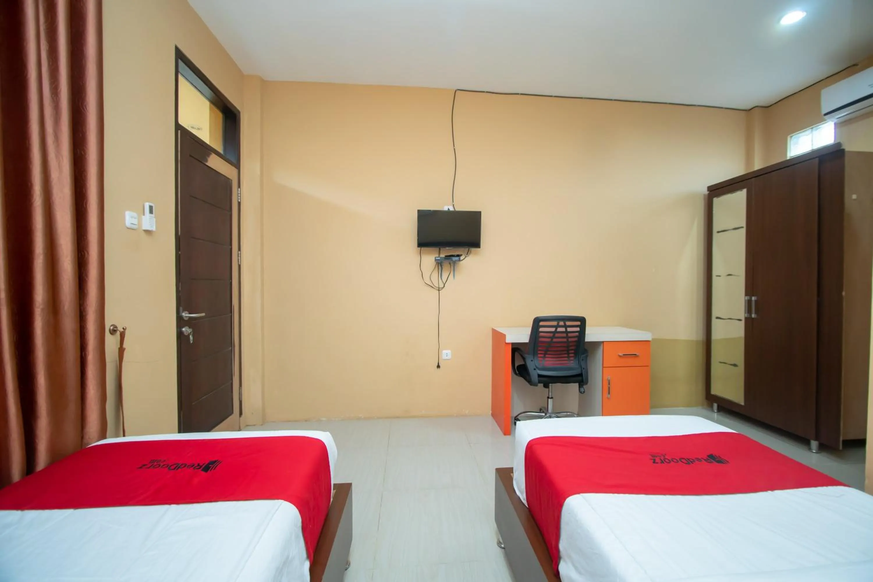 Bedroom, Bed in RedDoorz Syariah @ Jalan Gajah Mada Meulaboh