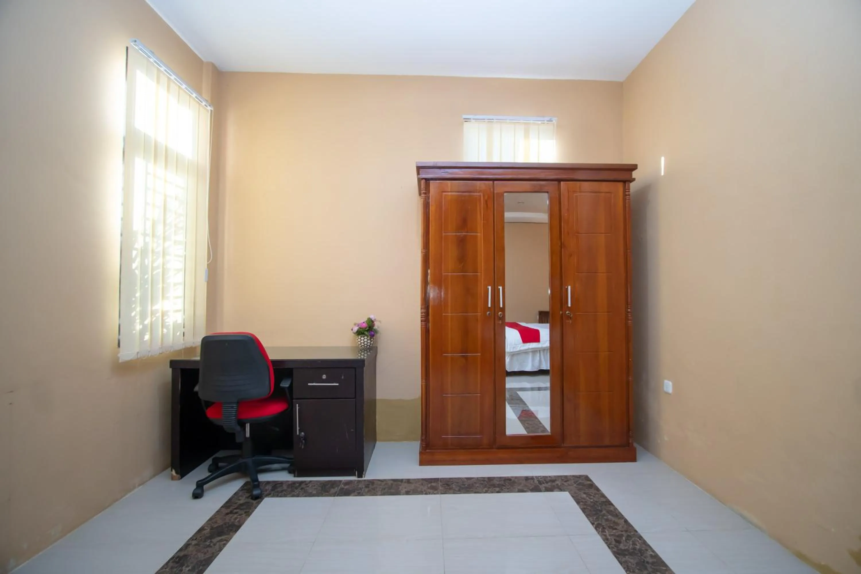 wardrobe in RedDoorz Syariah @ Jalan Gajah Mada Meulaboh