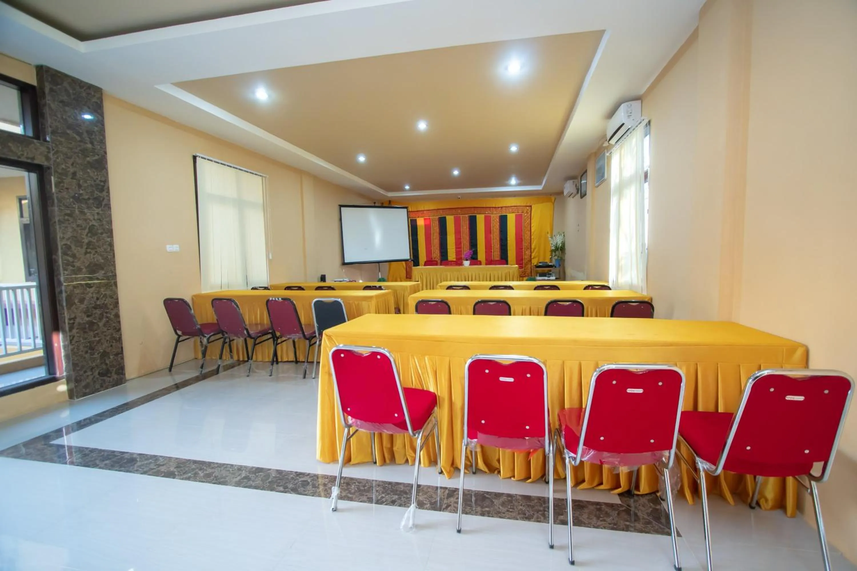 Meeting/conference room in RedDoorz Syariah @ Jalan Gajah Mada Meulaboh
