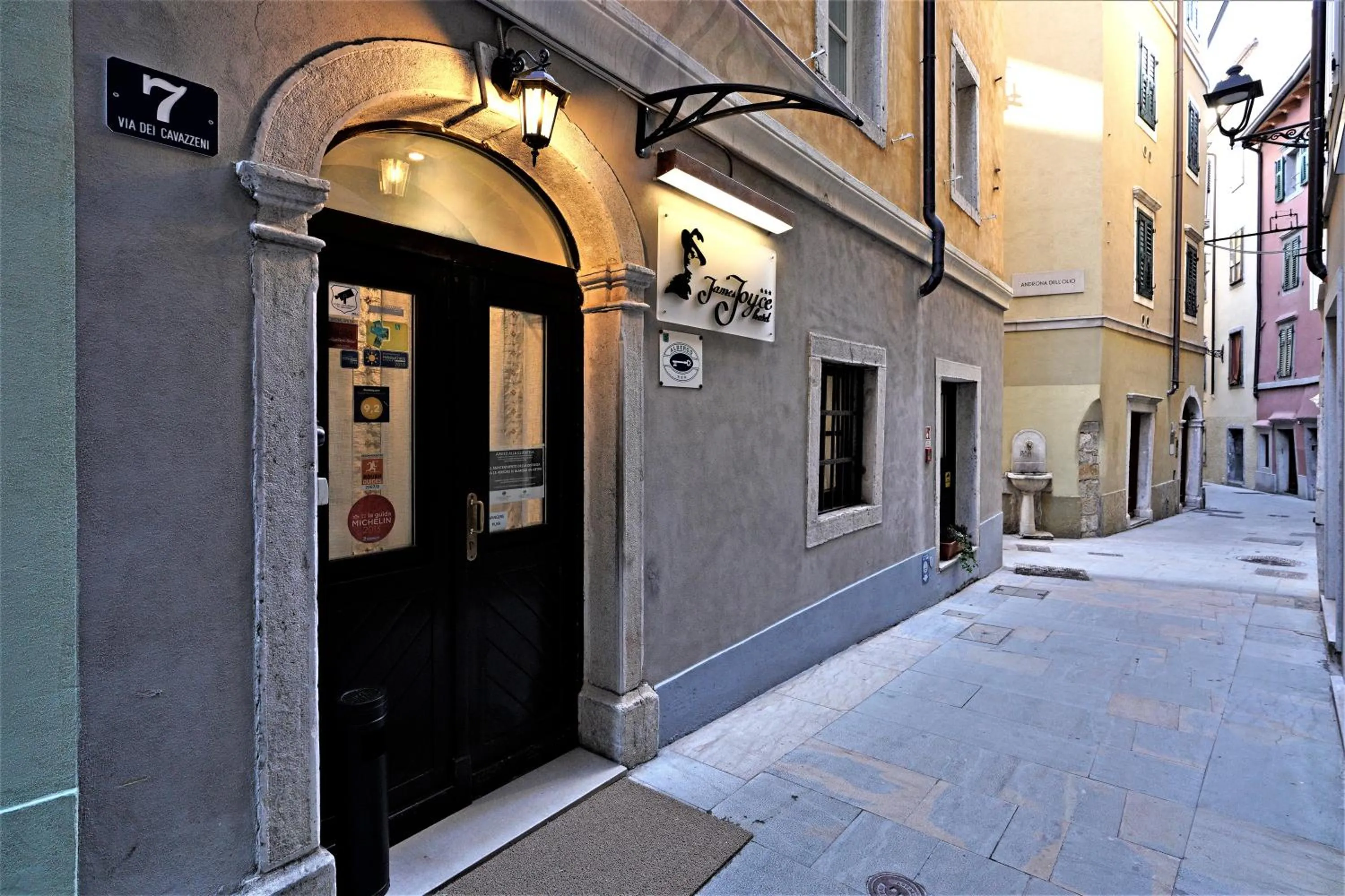 Facade/entrance in Hotel James Joyce