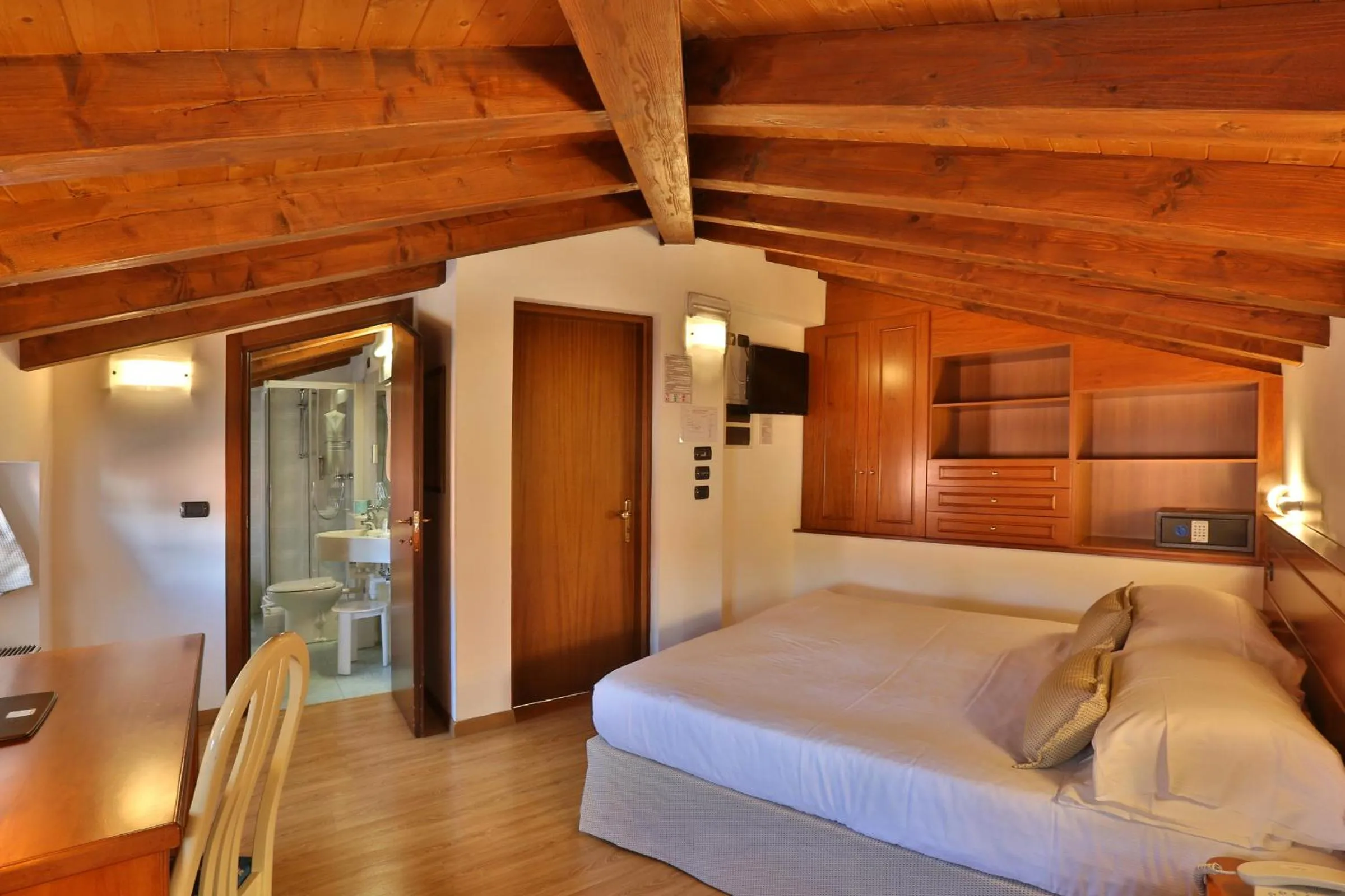 Photo of the whole room, Bed in Hotel James Joyce