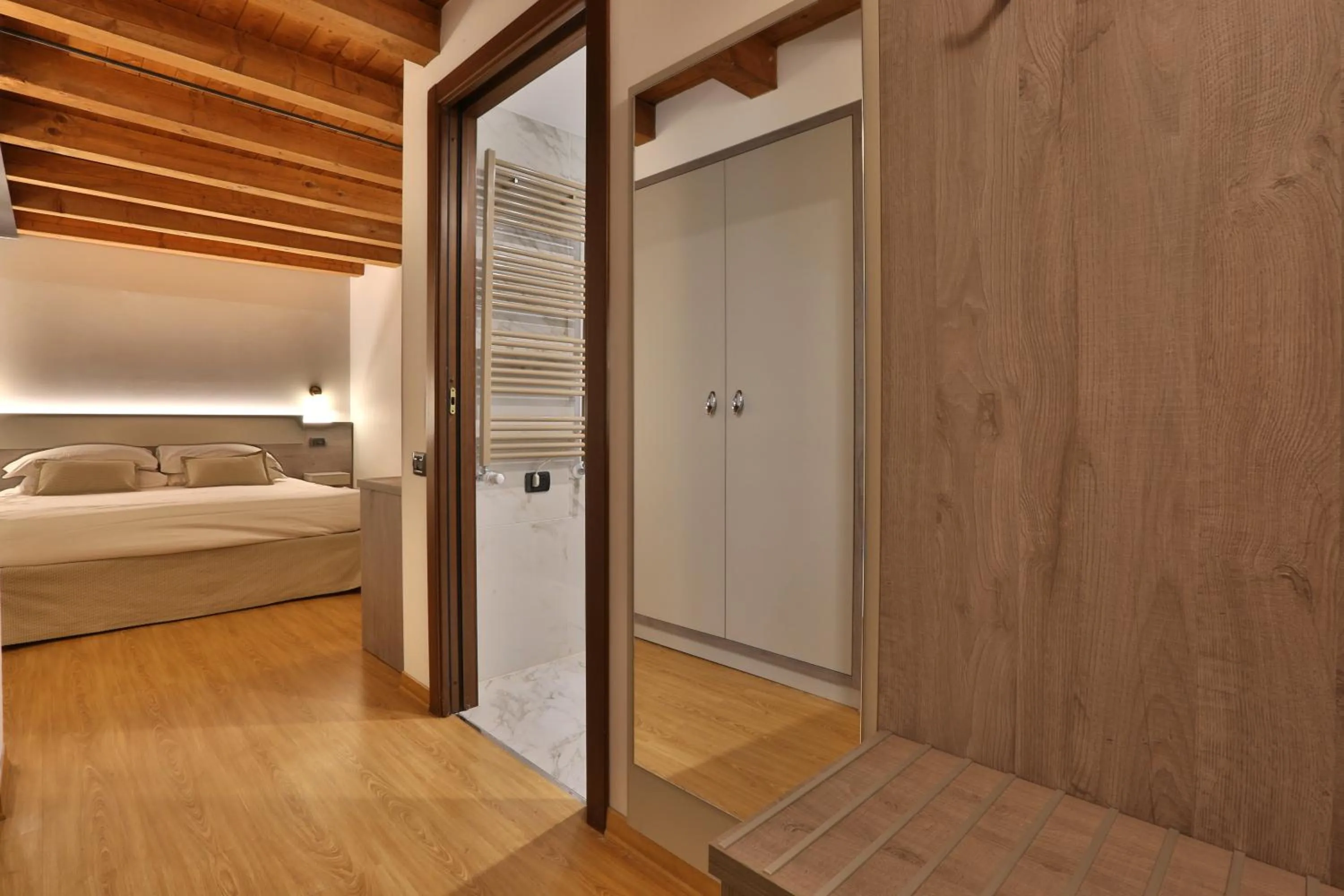 Photo of the whole room, Bed in Hotel James Joyce