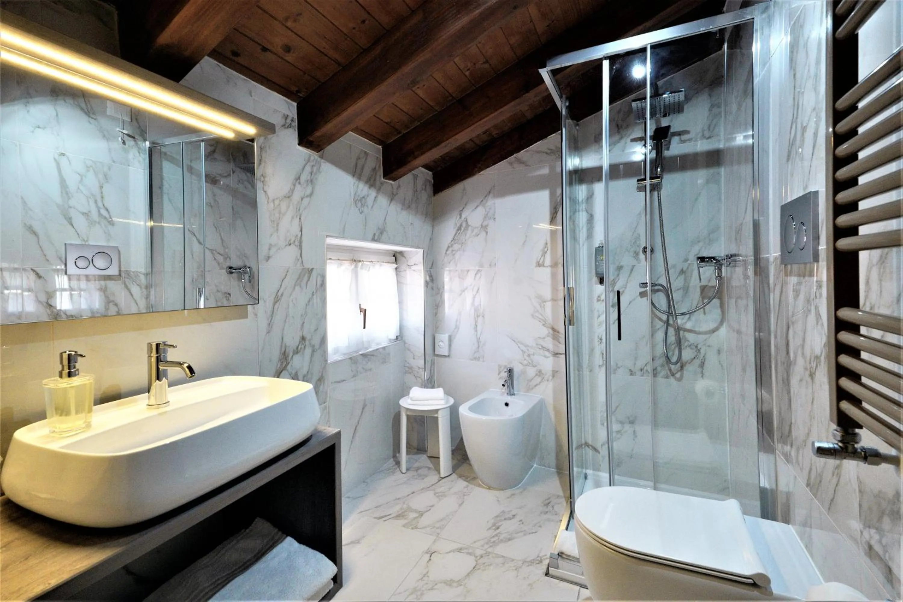 Bathroom in Hotel James Joyce