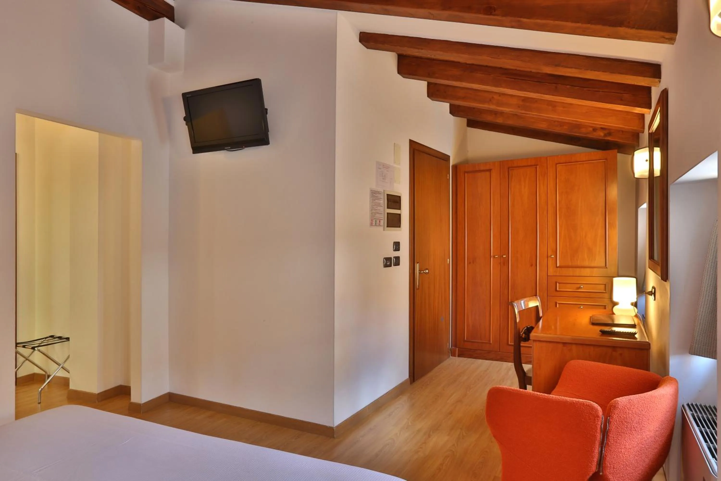 Photo of the whole room, Bed in Hotel James Joyce