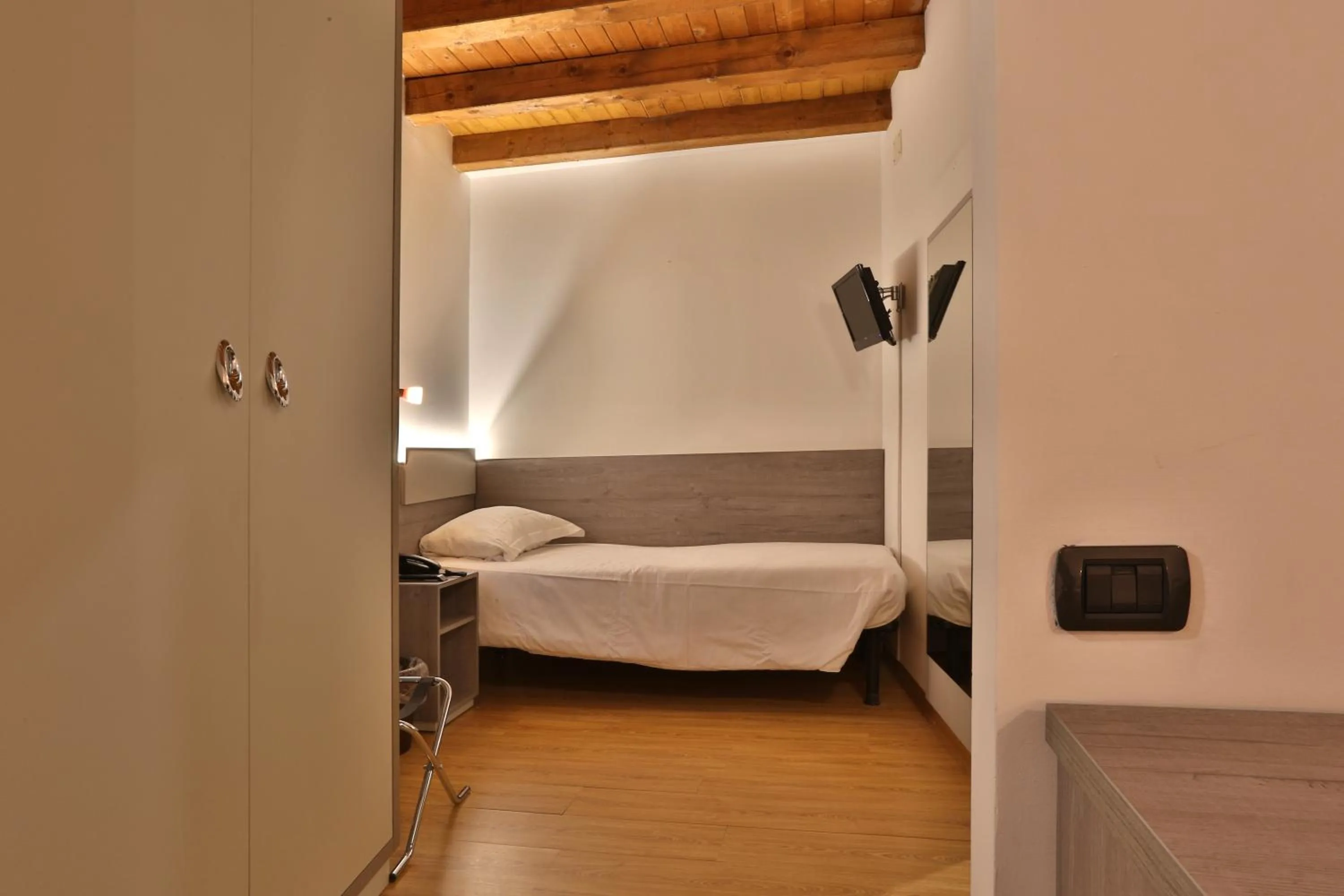 Bedroom, Bed in Hotel James Joyce