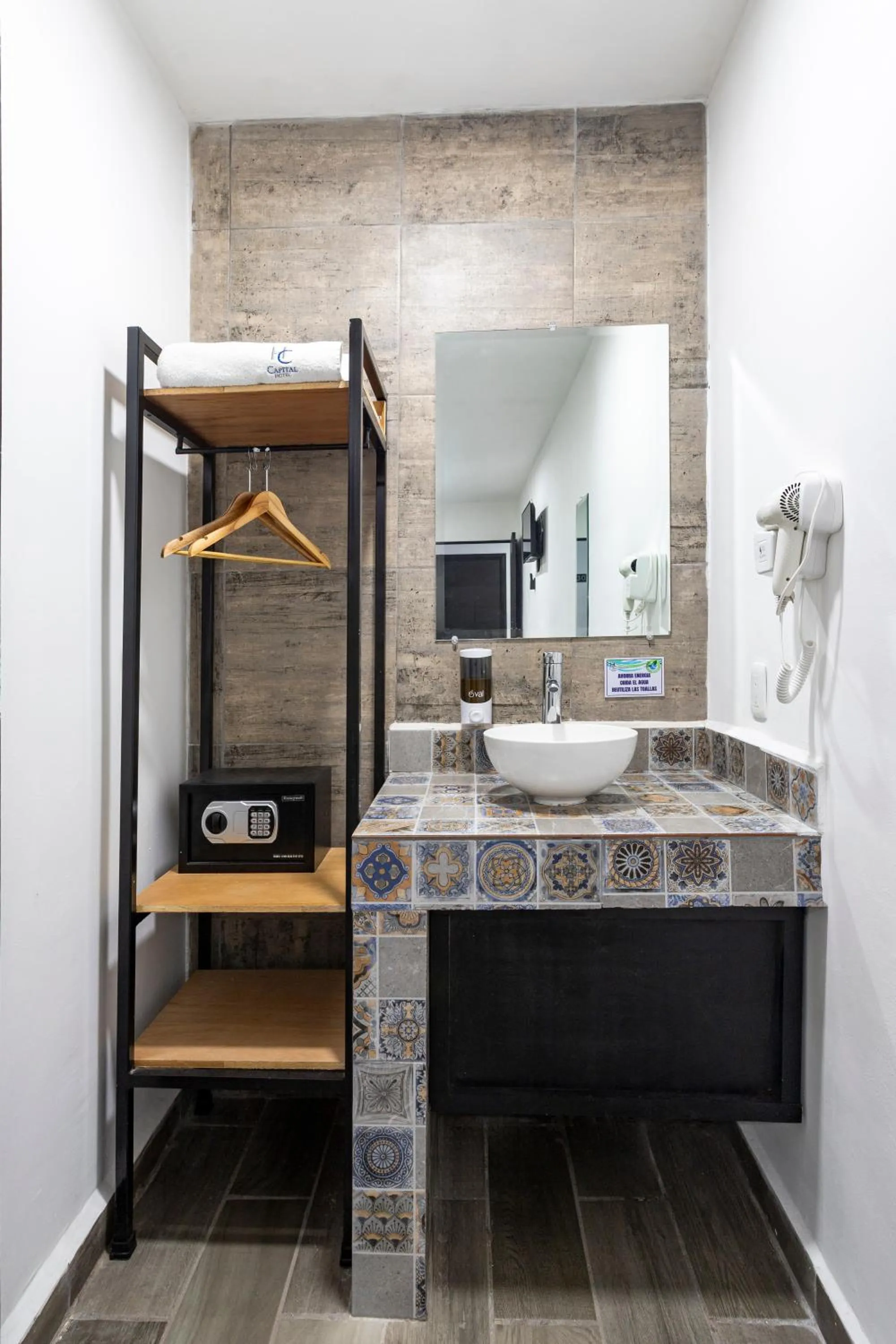 Bathroom, Bed in Capital Hotel Saltillo