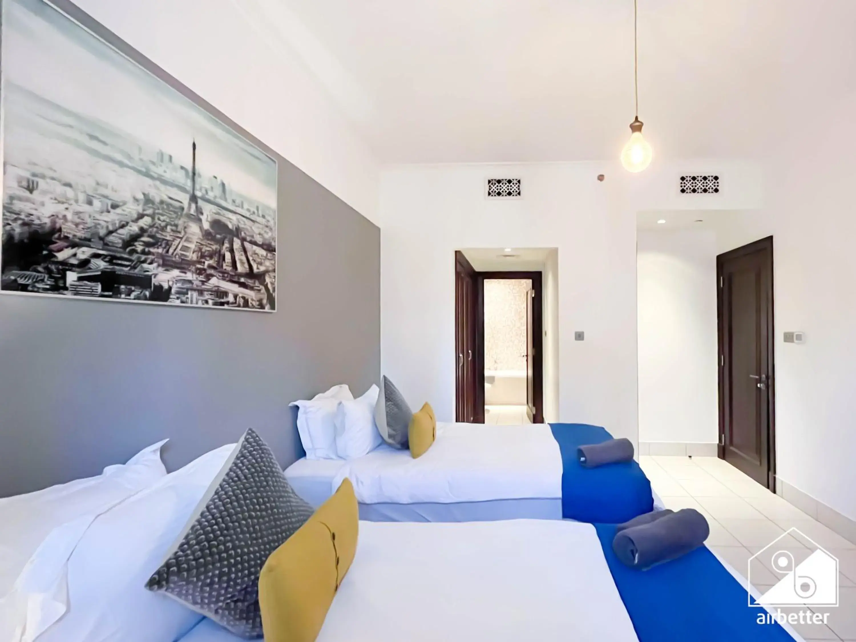 Bed in Luxury 2Bedroom in Dubai Old Town with Burj View Bed in Luxury 2Bedroom in Dubai Old Town with Burj View