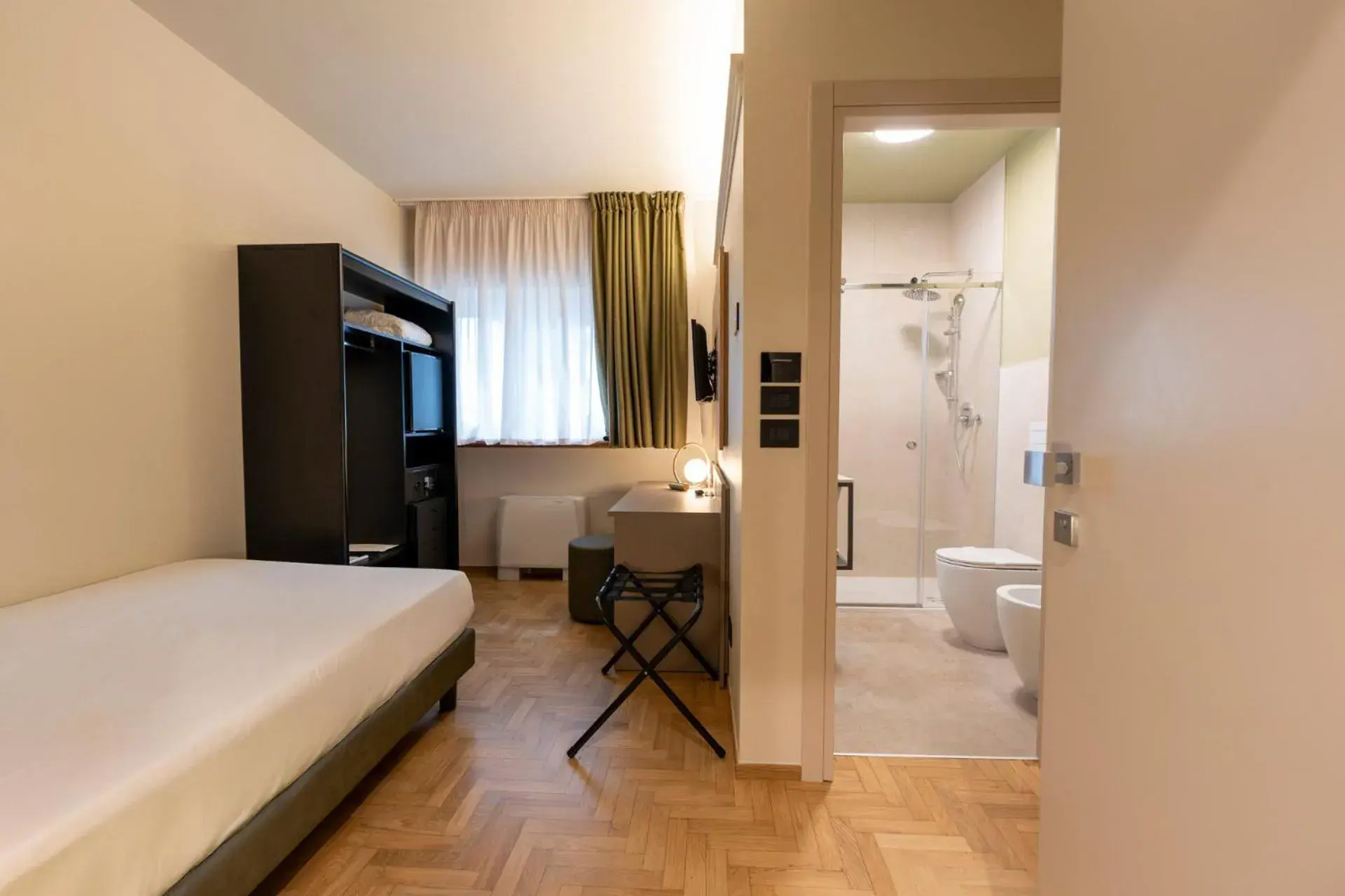 Shower, Bed in Cristal Palace Hotel Shower, Bed in Cristal Palace Hotel