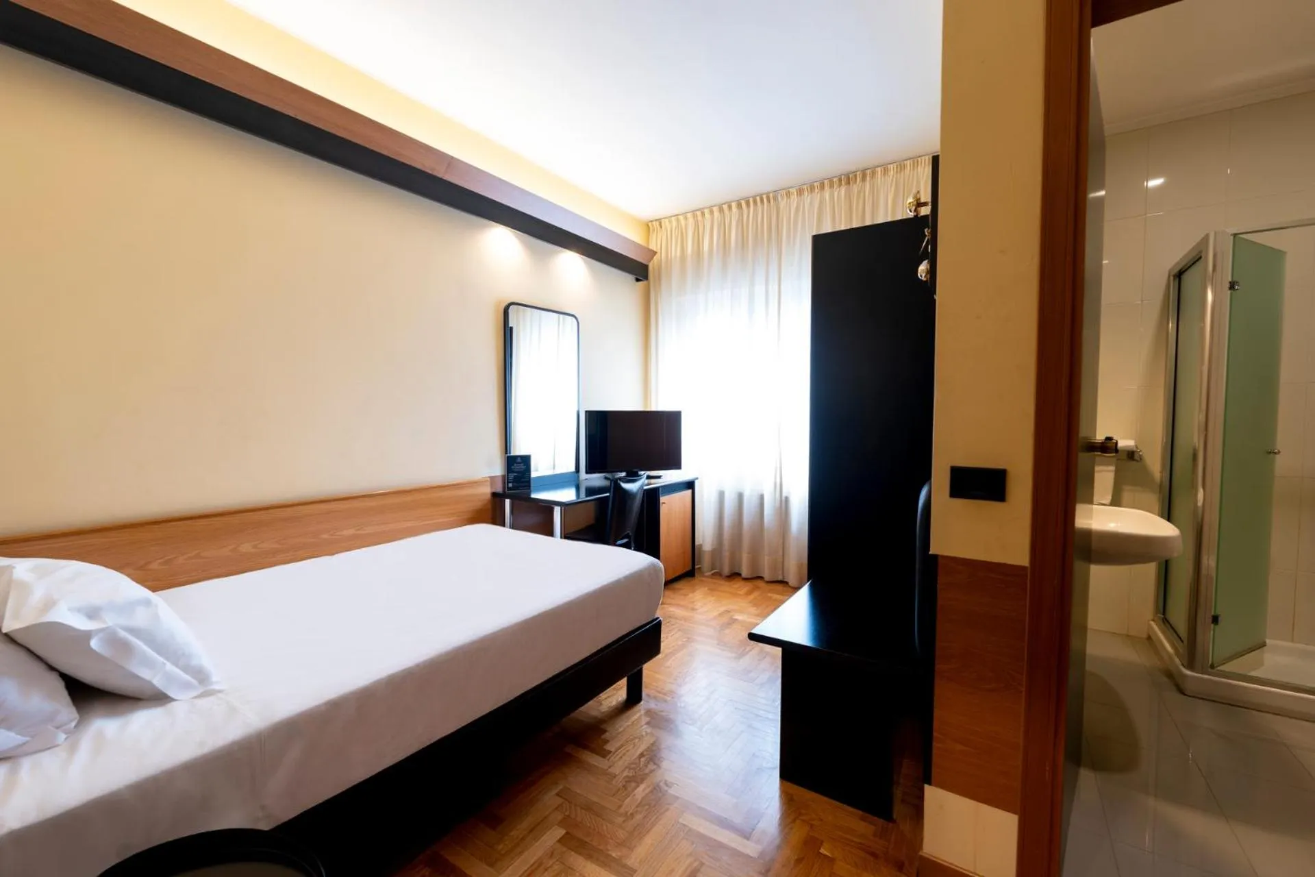 Bedroom, Bed in Cristal Palace Hotel