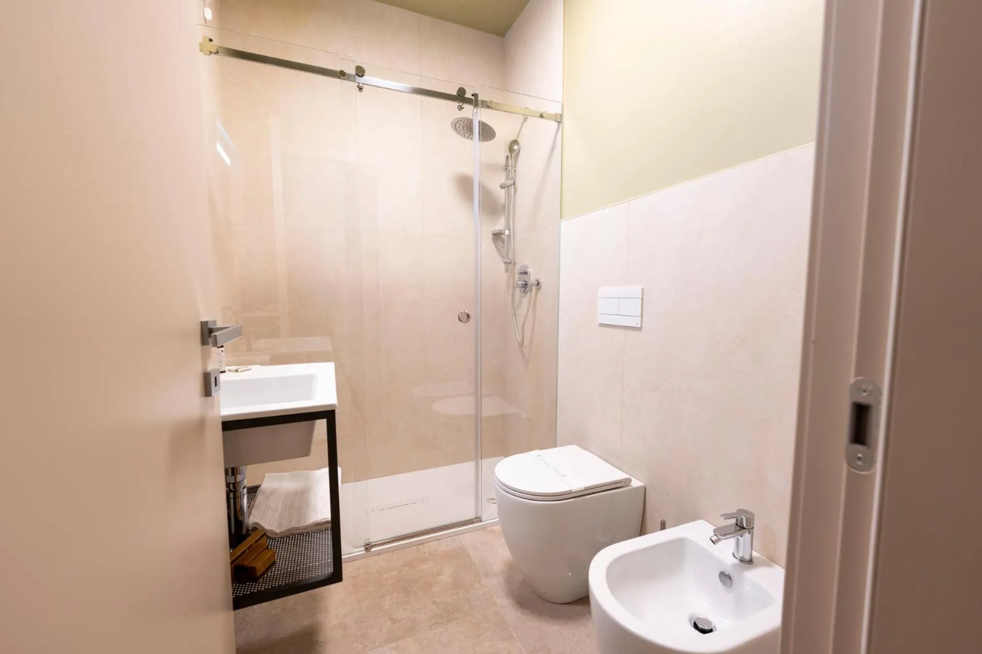 Toilet in Cristal Palace Hotel