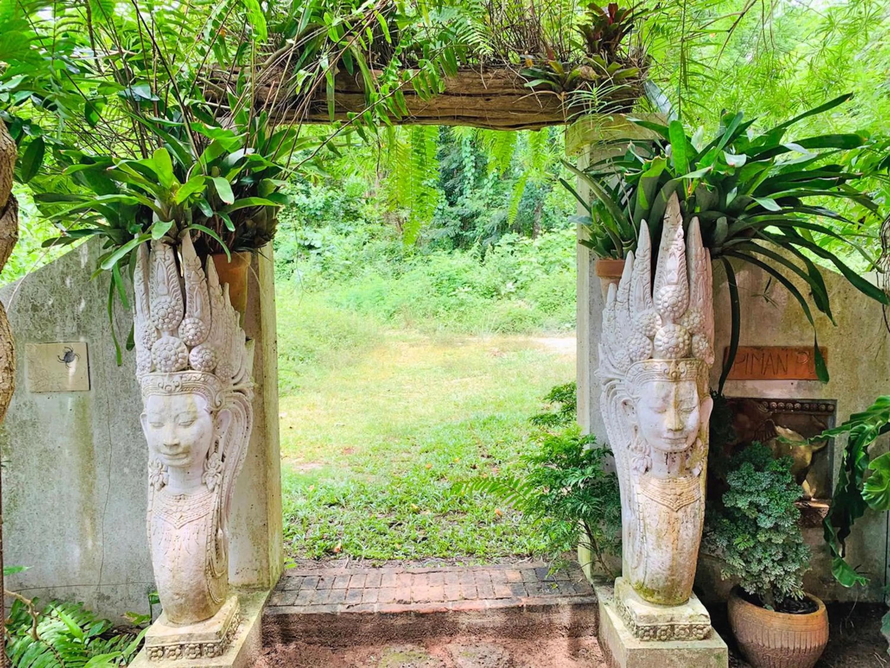 Facade/entrance in Piman Pu