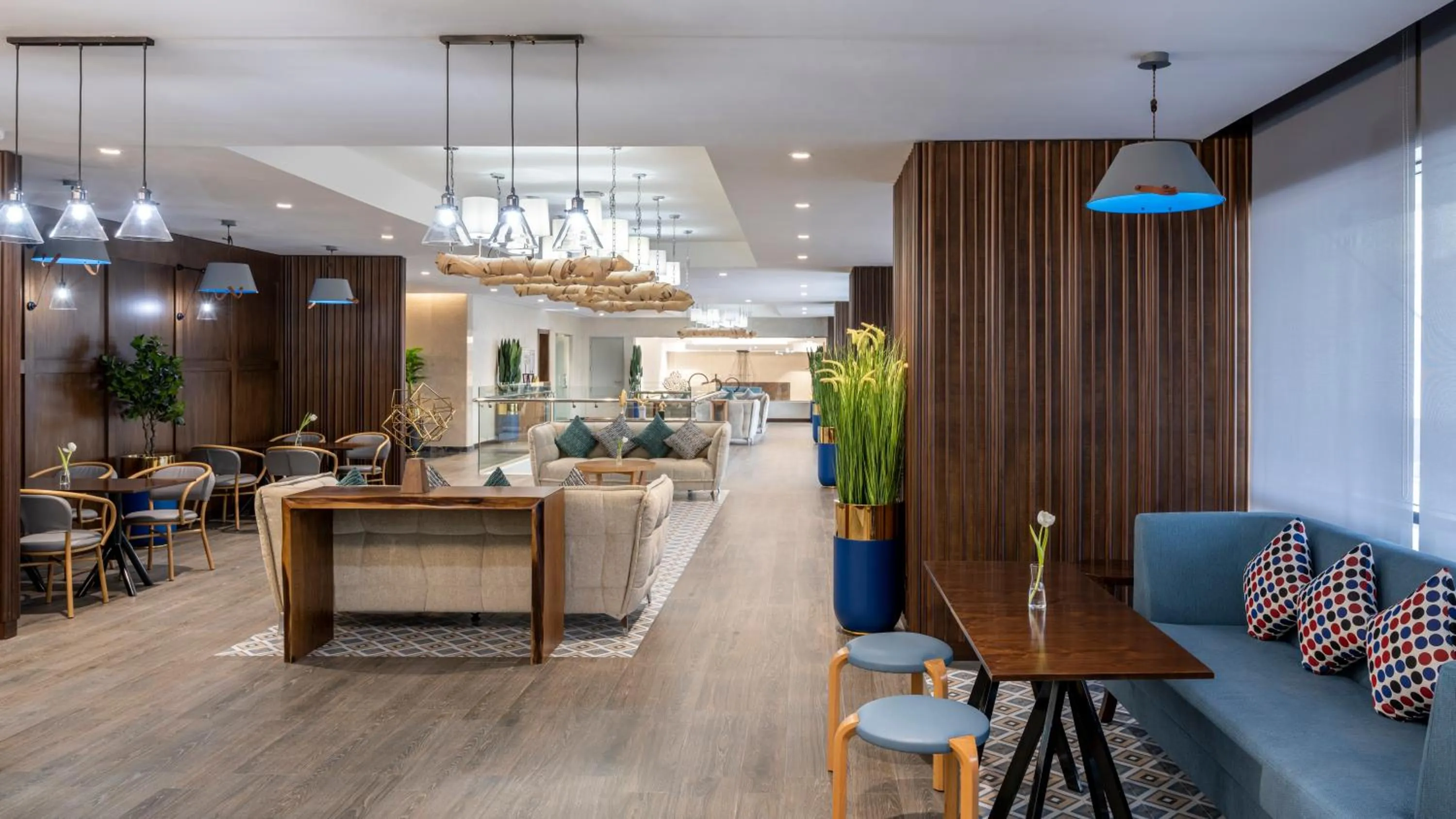 Restaurant/places to eat in Novotel Makkah Thakher City