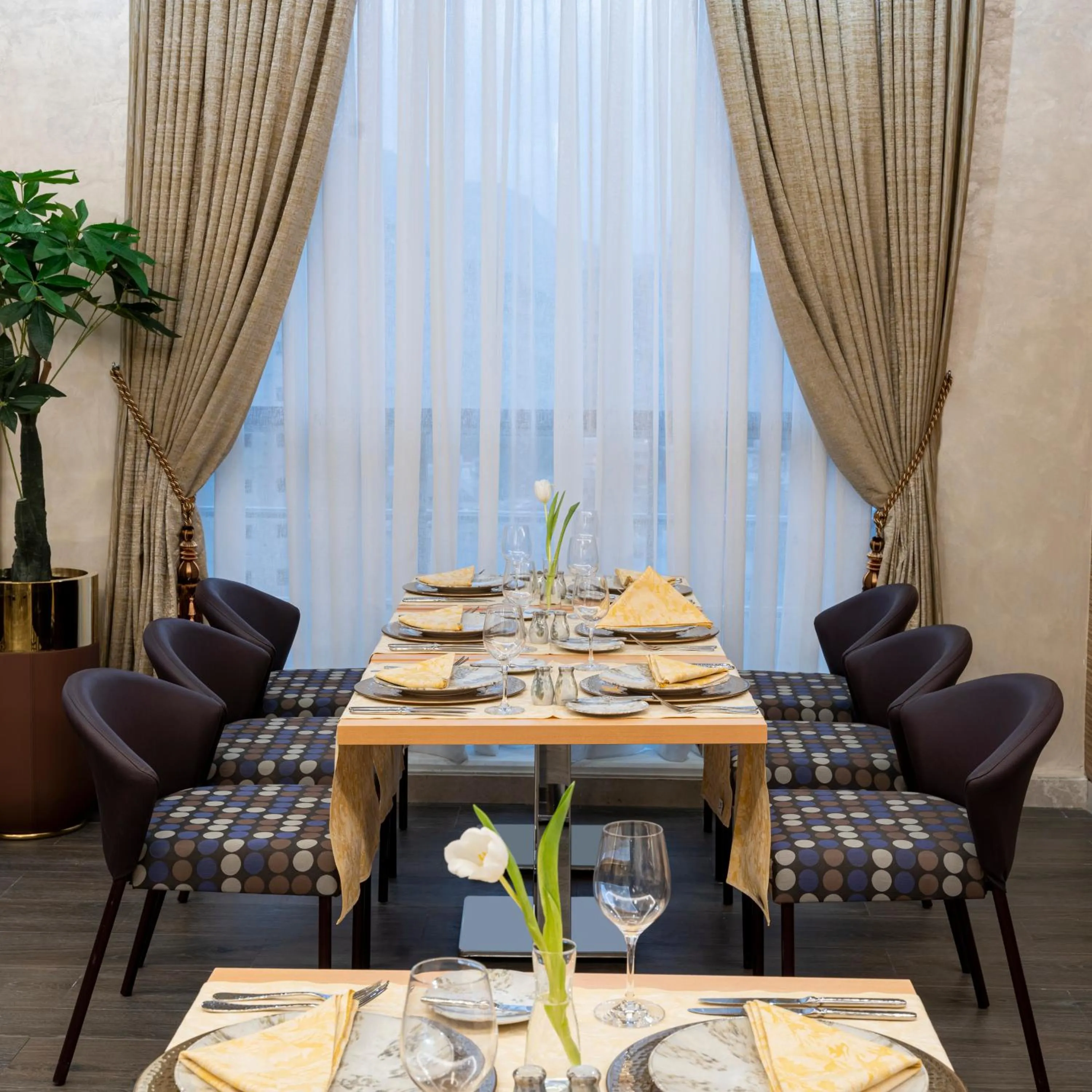 Restaurant/places to eat in Novotel Makkah Thakher City