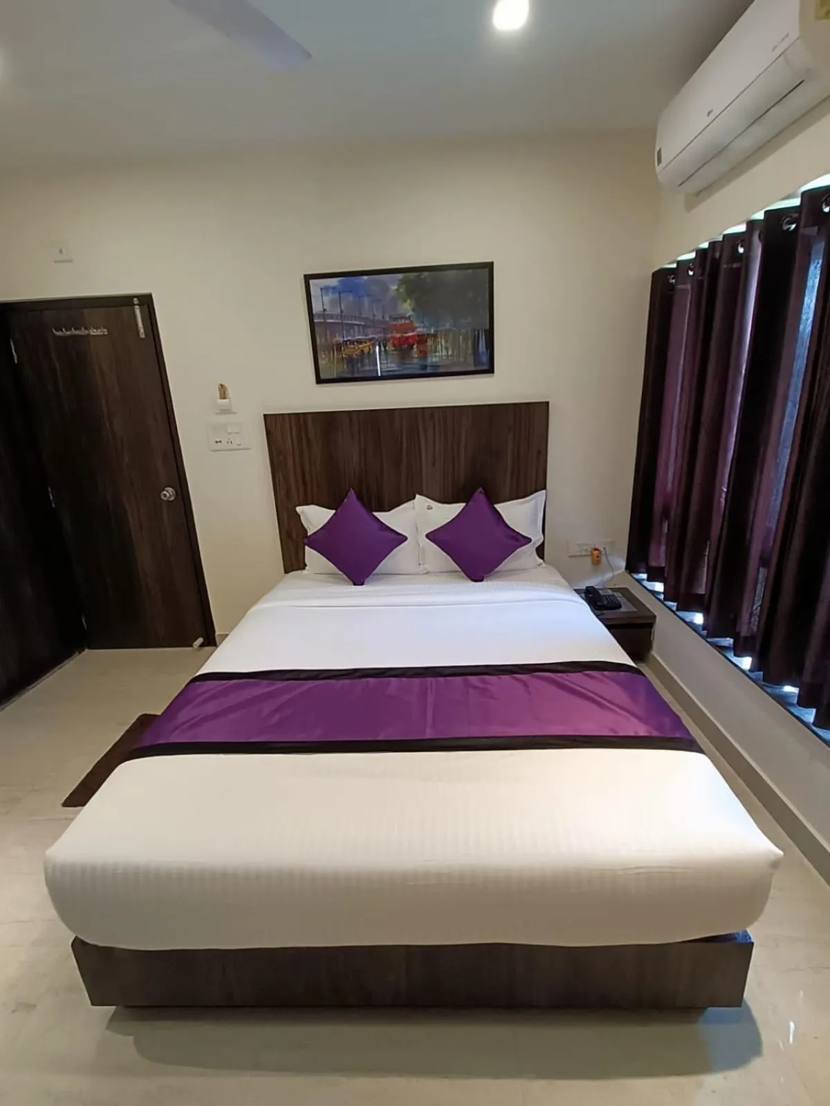 Bed in Sheldon Inn Kolkata