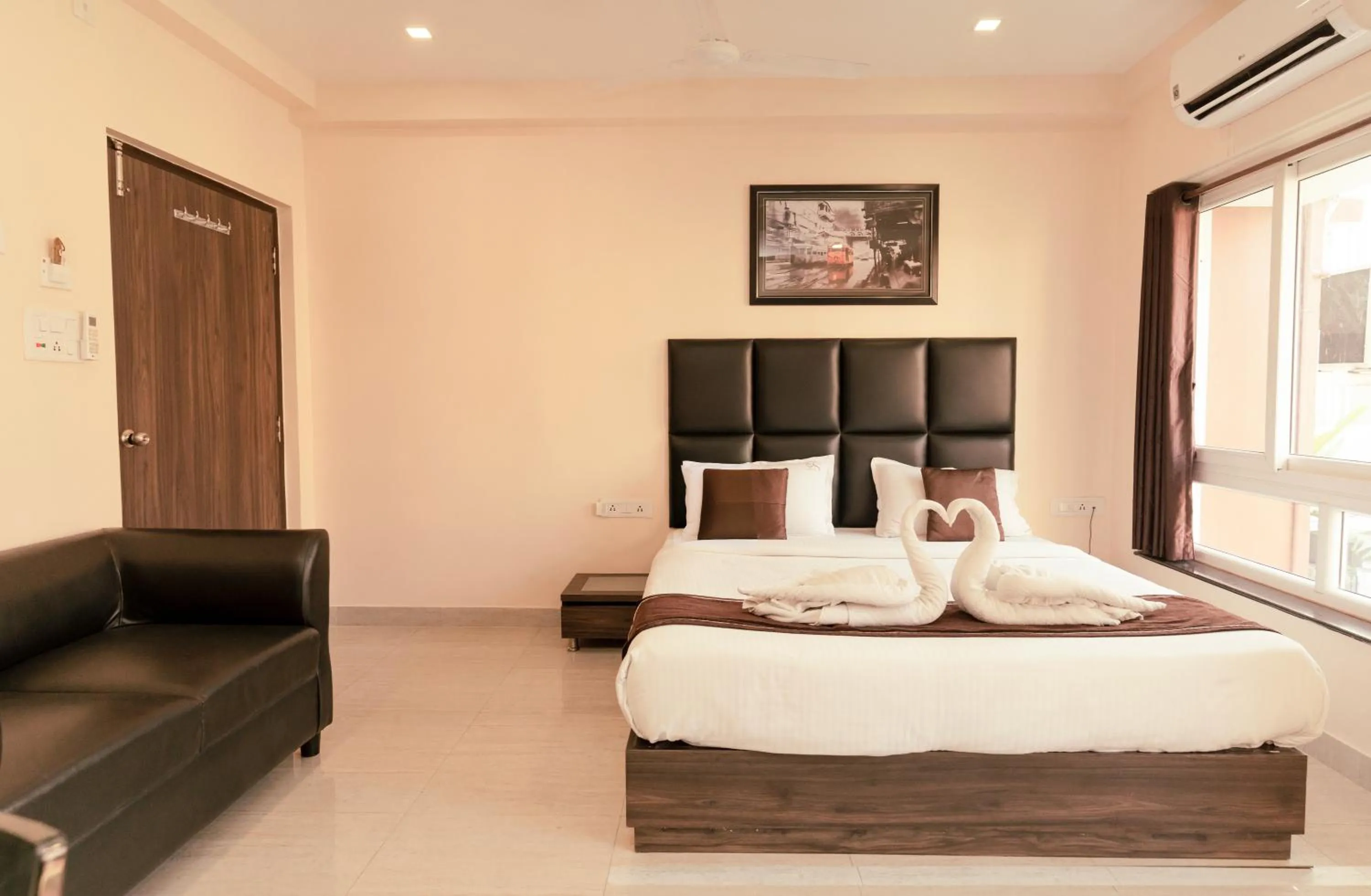 Bedroom, Bed in Sheldon Inn Kolkata