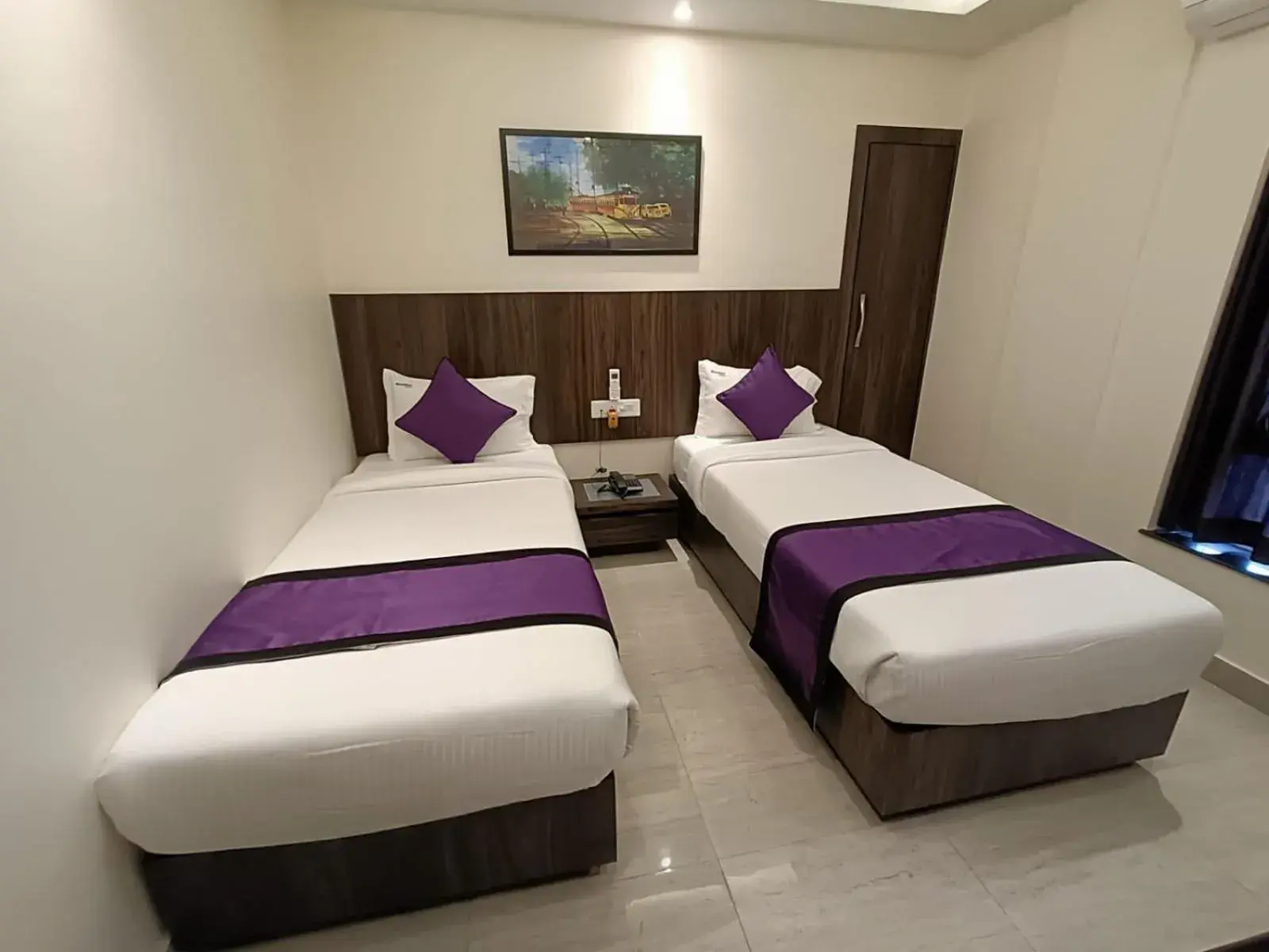 Photo of the whole room, Bed in Sheldon Inn Kolkata Photo of the whole room, Bed in Sheldon Inn Kolkata