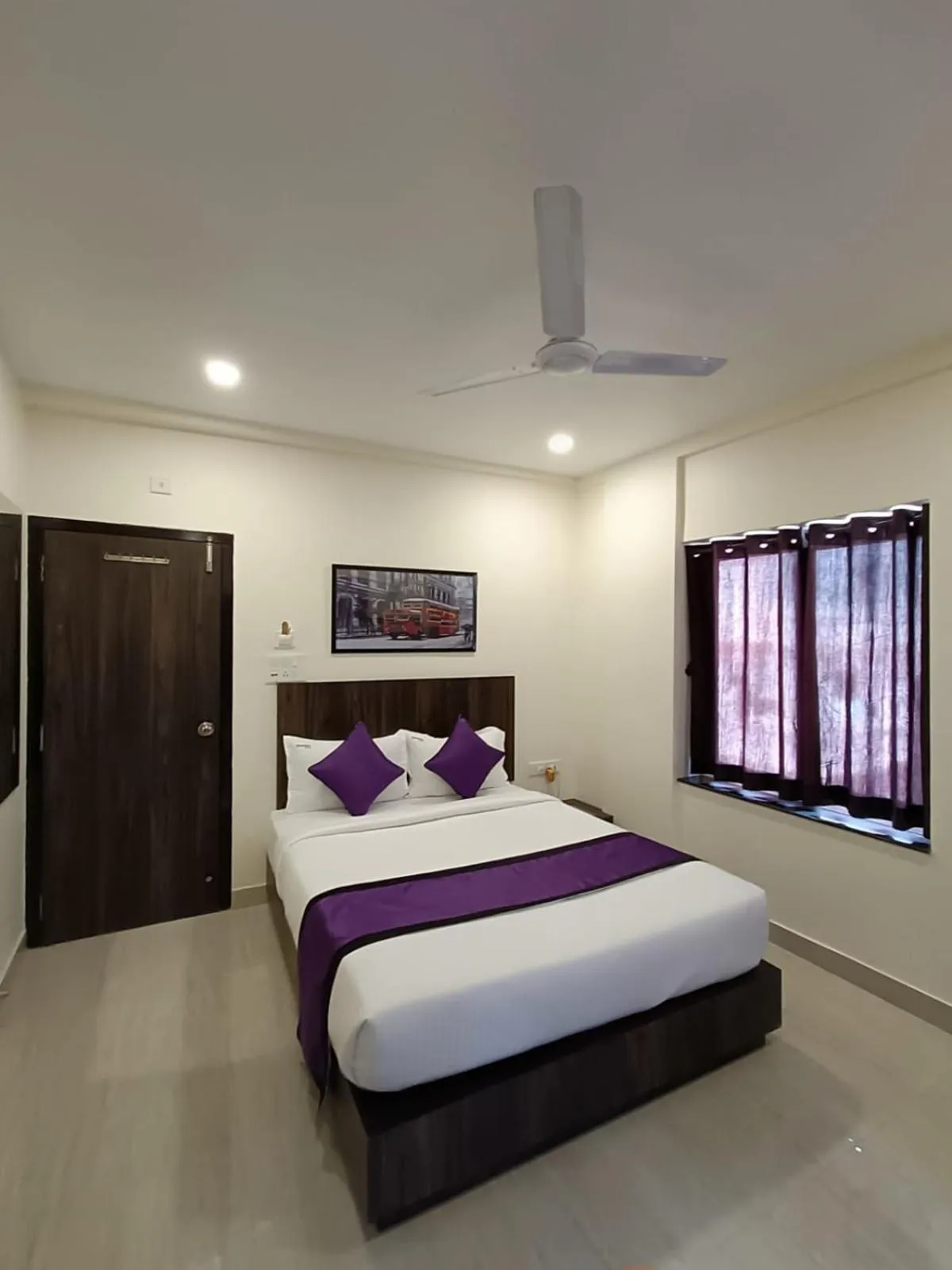 Bed in Sheldon Inn Kolkata