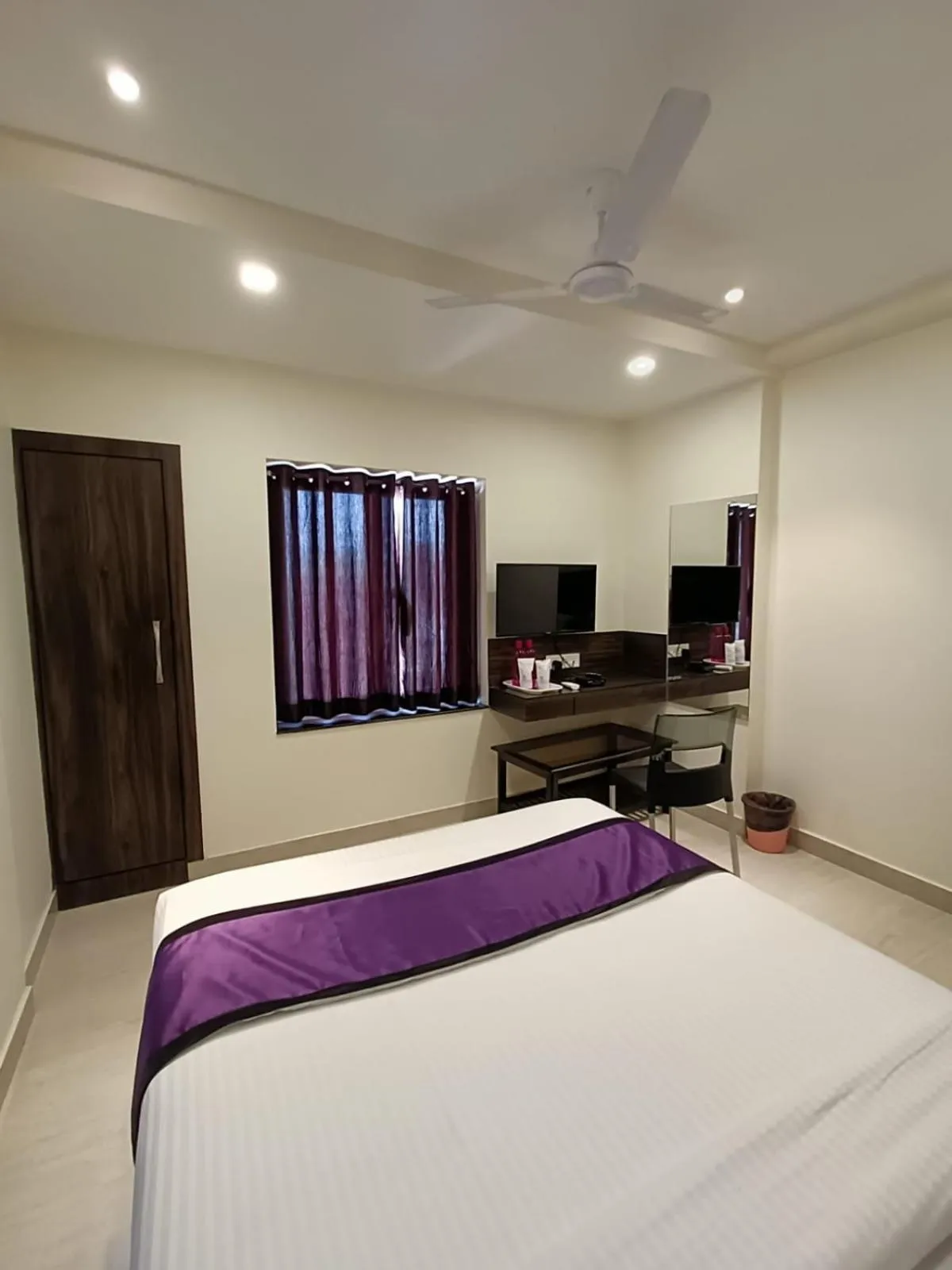 Bed in Sheldon Inn Kolkata