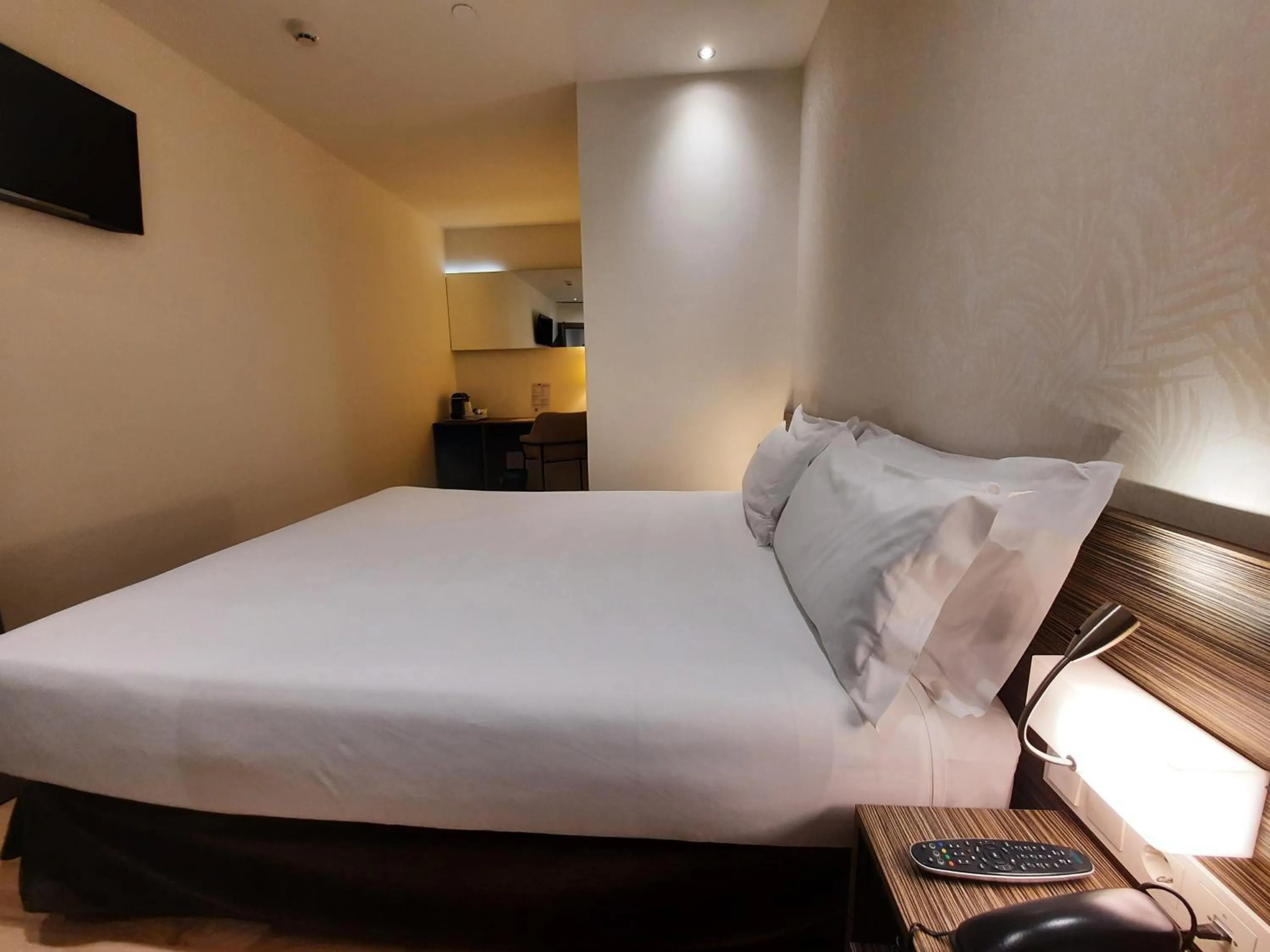 Bed in HelloSky Air Rooms Madrid