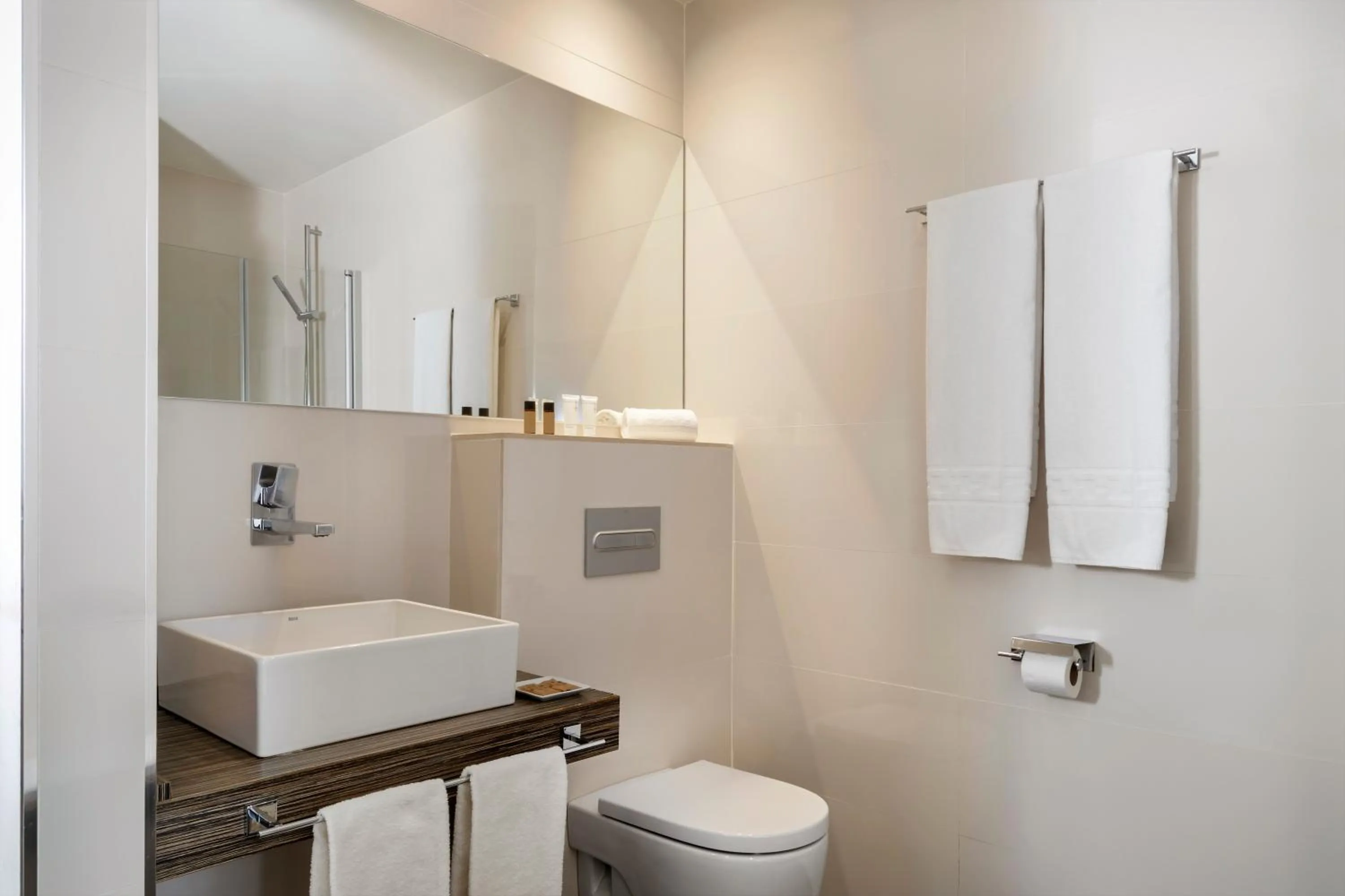 Toilet in Aerotel Madrid Airport - Terminal 4