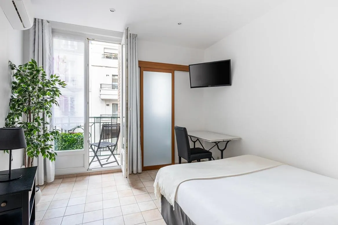 Bed in Appart Hôtel Résidence Courcelle