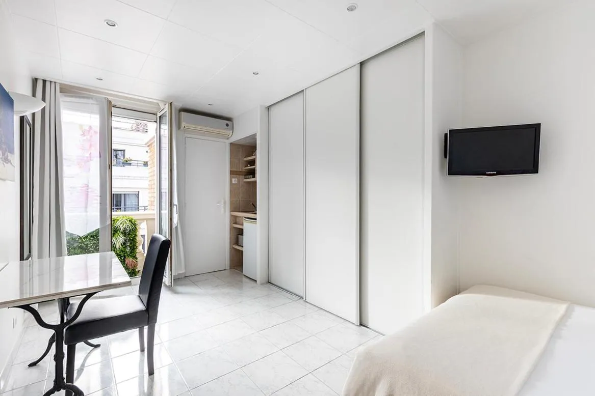 TV and multimedia, Bed in Appart Hôtel Résidence Courcelle