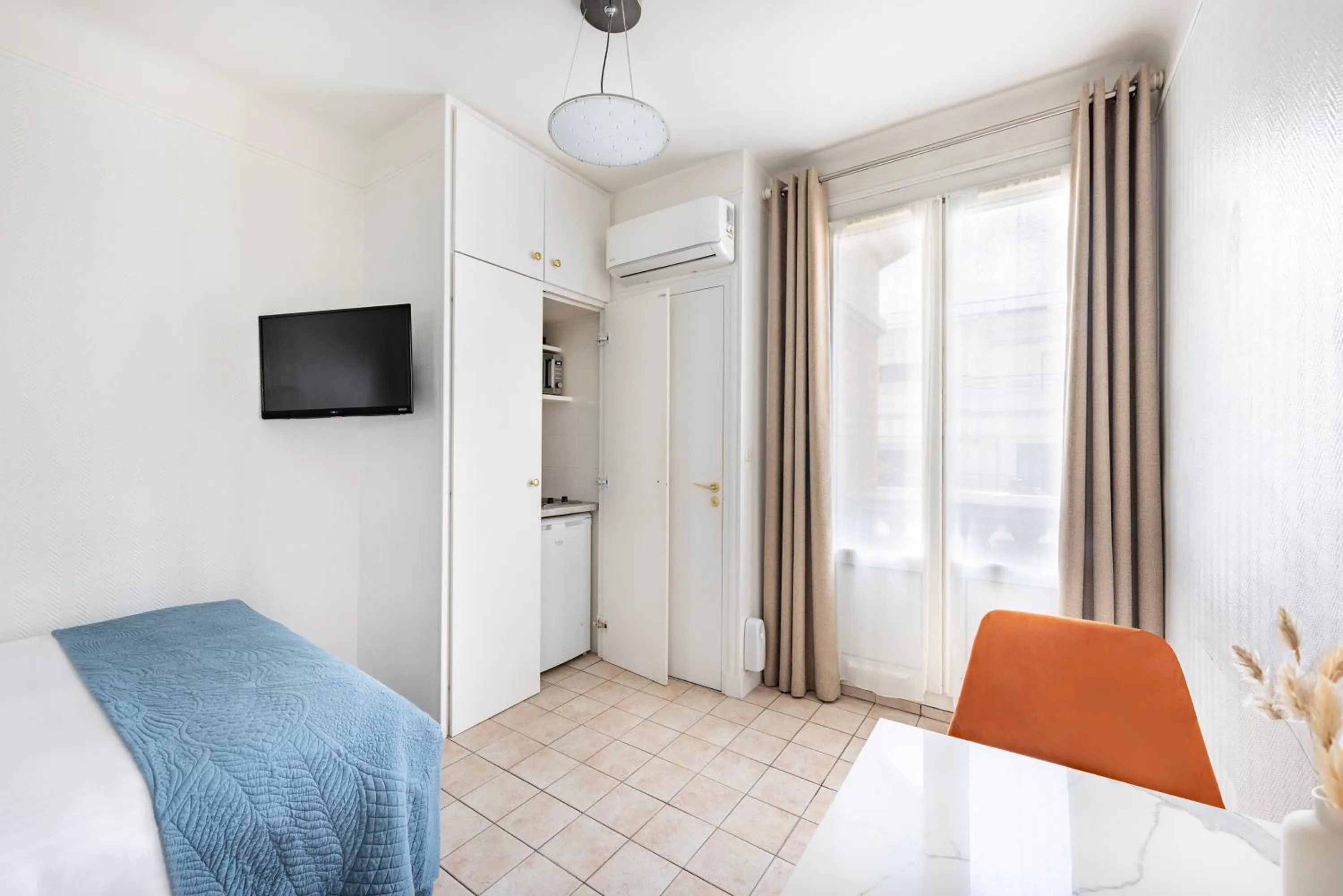 Communal lounge/ TV room, Bed in Appart Hôtel Résidence Courcelle