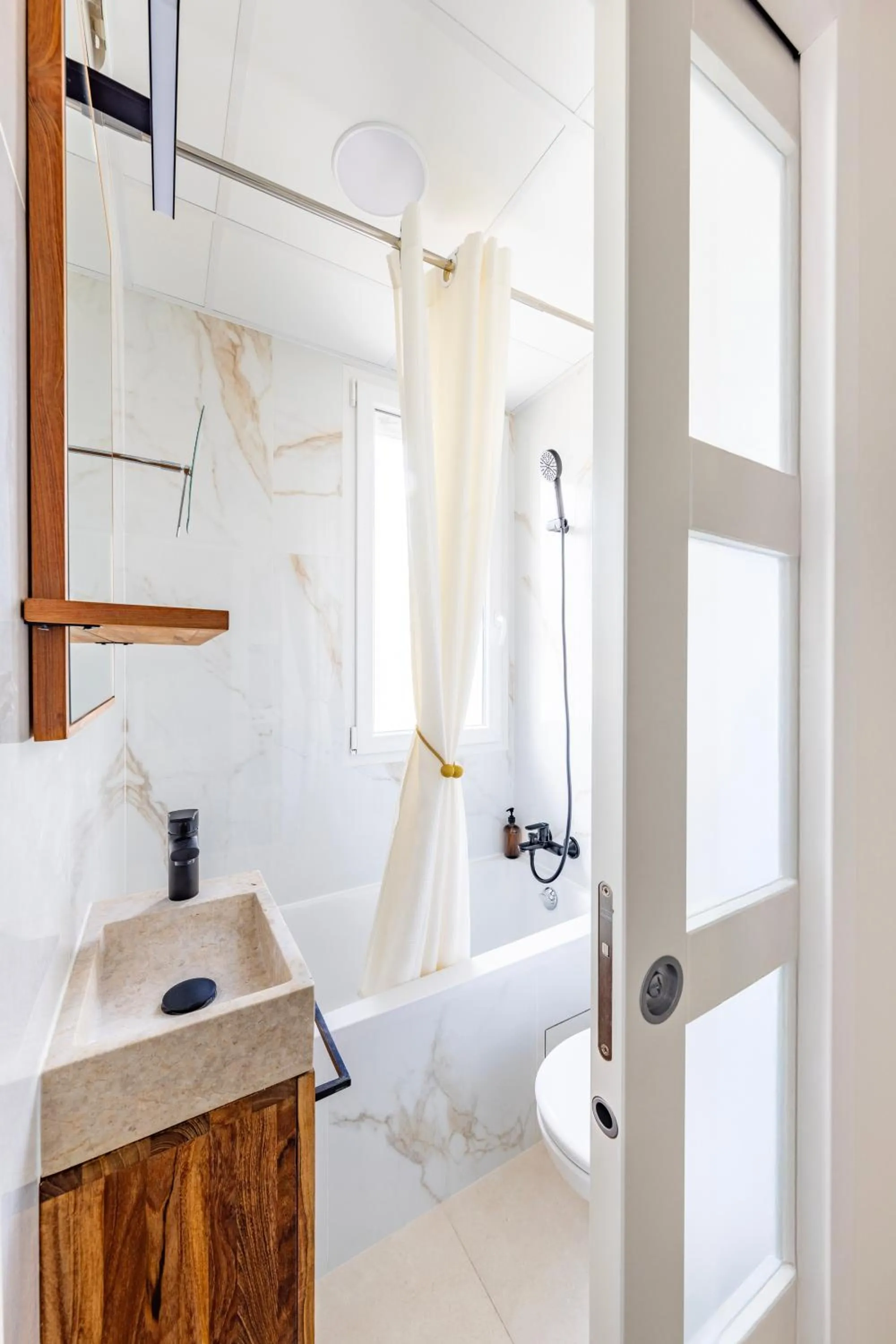 Bathroom, Bed in Appart Hôtel Résidence Courcelle