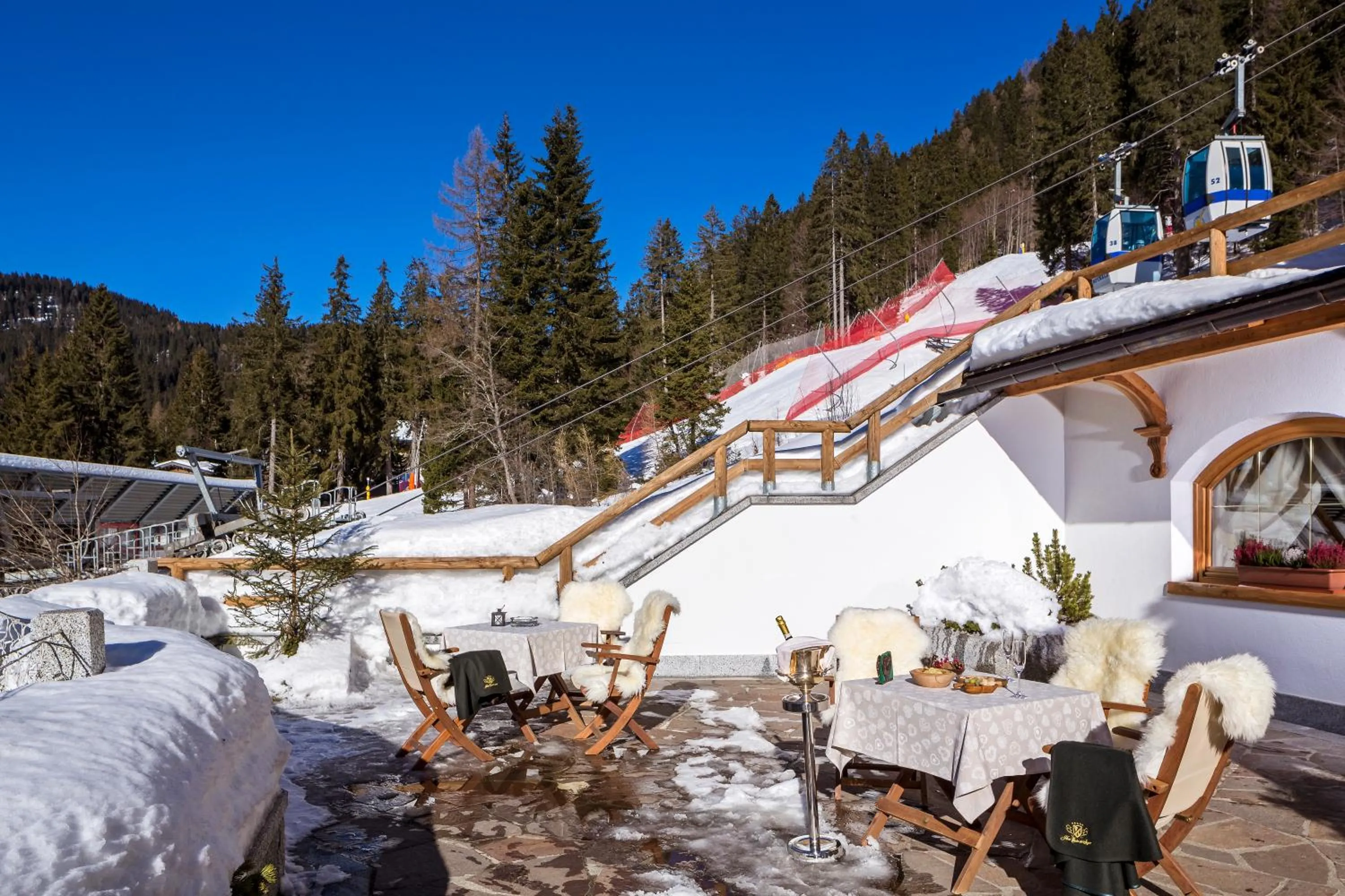 Skiing in Hotel Chalet Del Sogno
