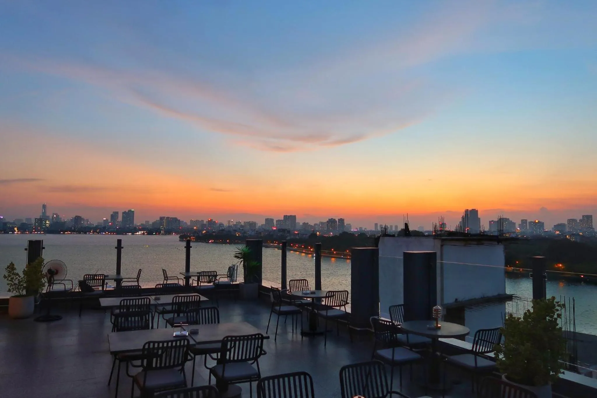 Restaurant/places to eat in Margaery Boutique Apartment & Skyon9 Rooftop Bar