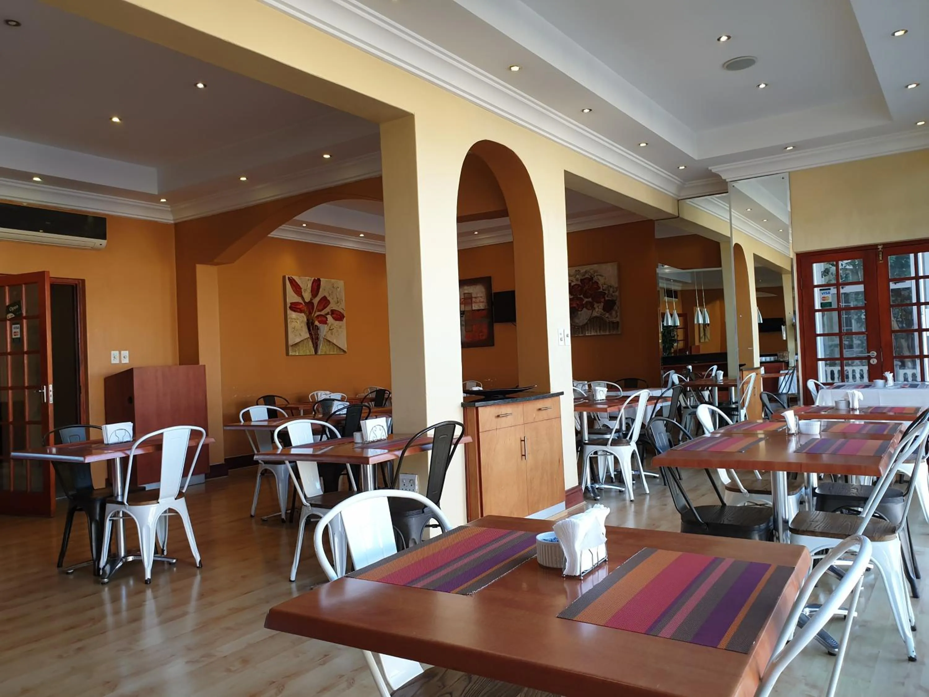 Restaurant/places to eat in Cube Hotel