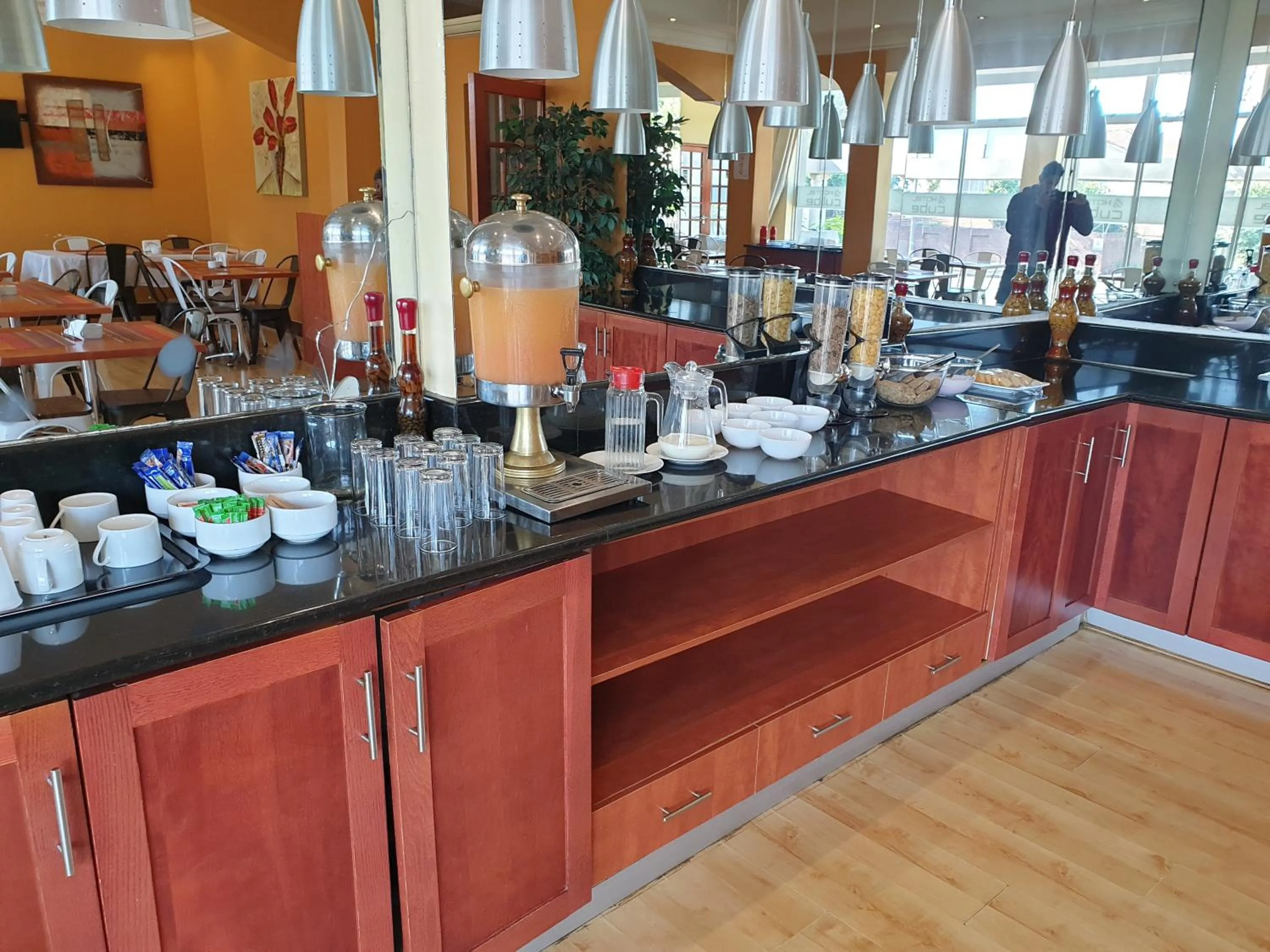 Restaurant/places to eat in Cube Hotel