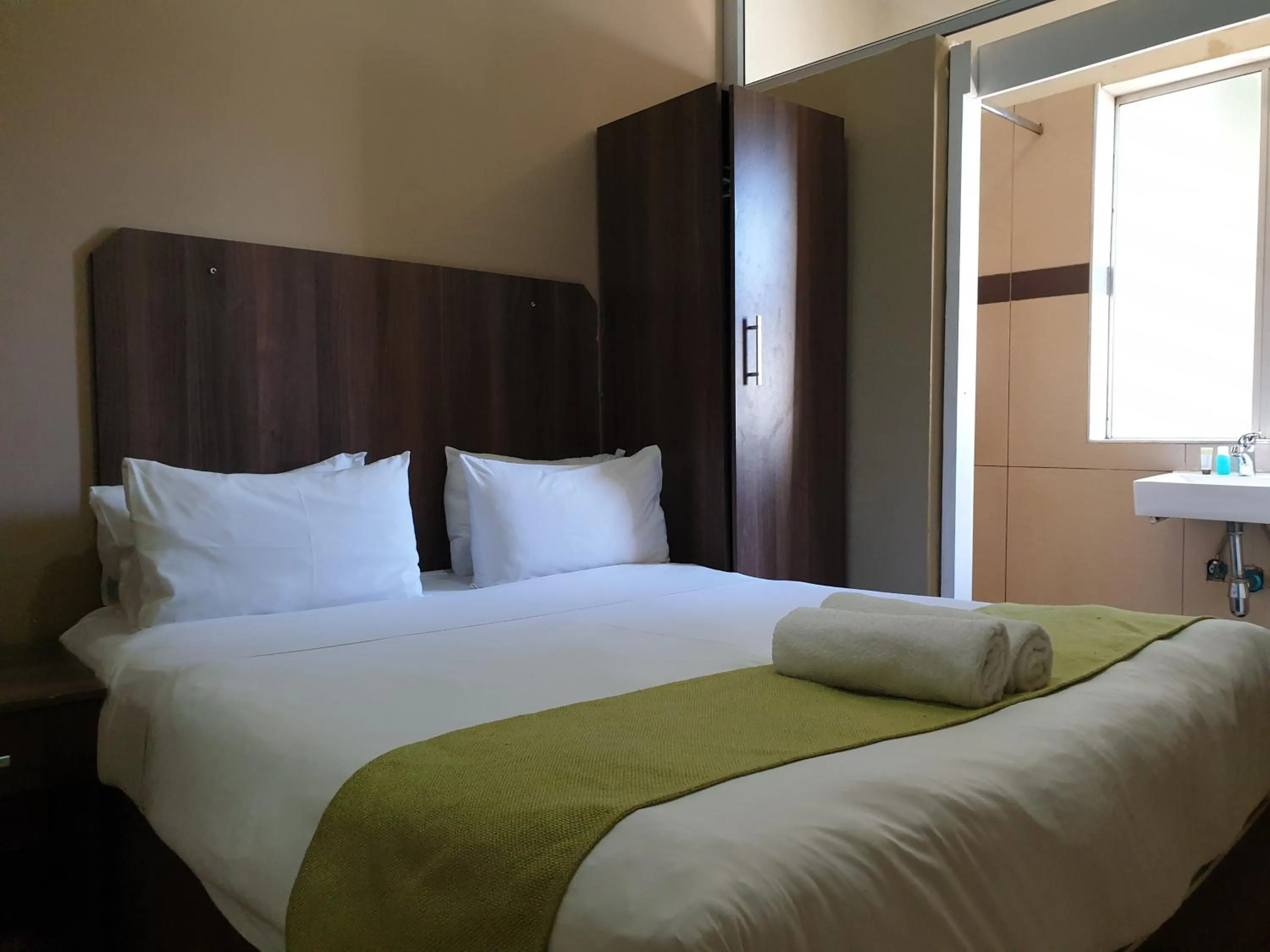 Shower, Bed in Cube Hotel