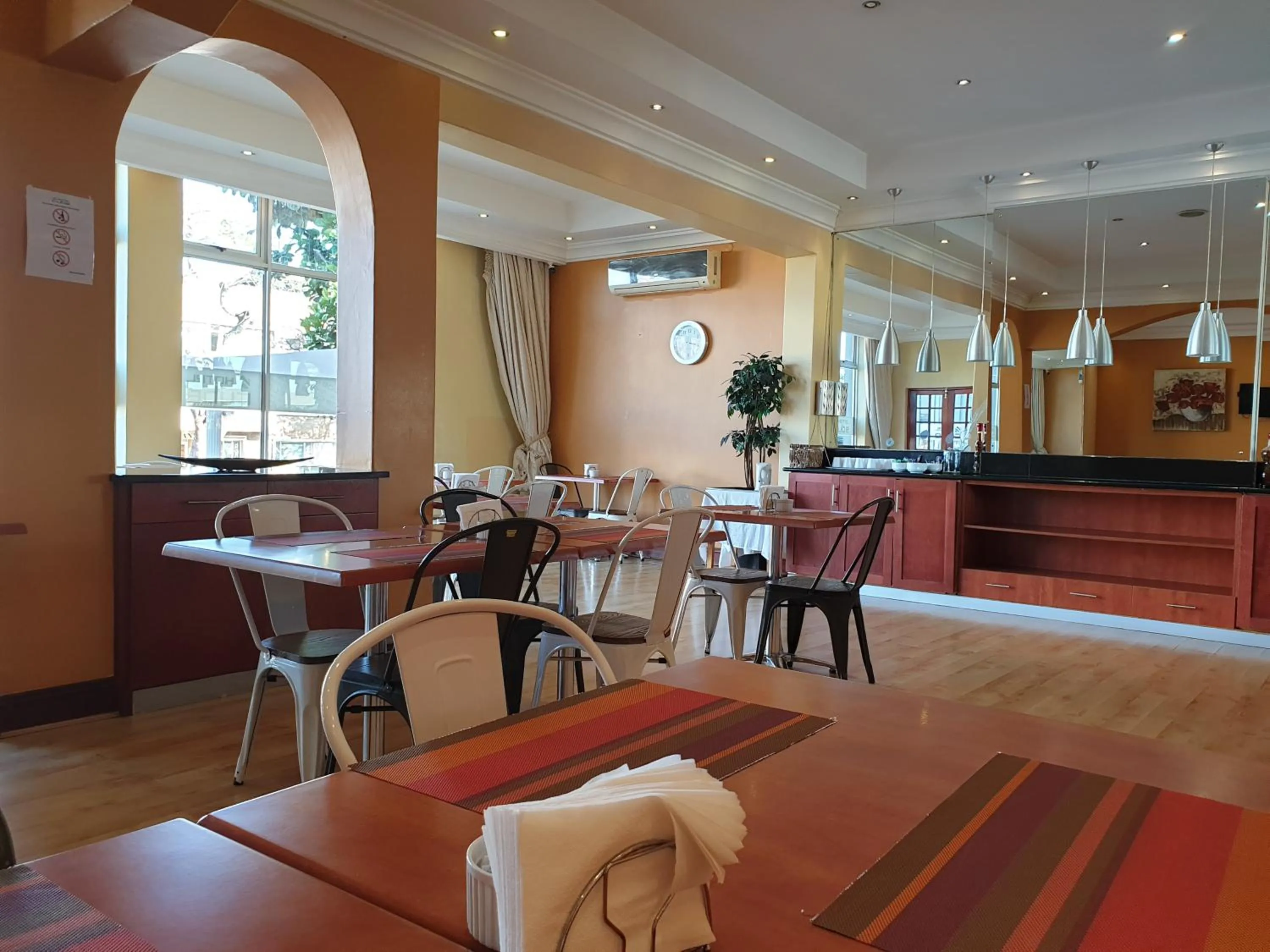 Restaurant/places to eat in Cube Hotel