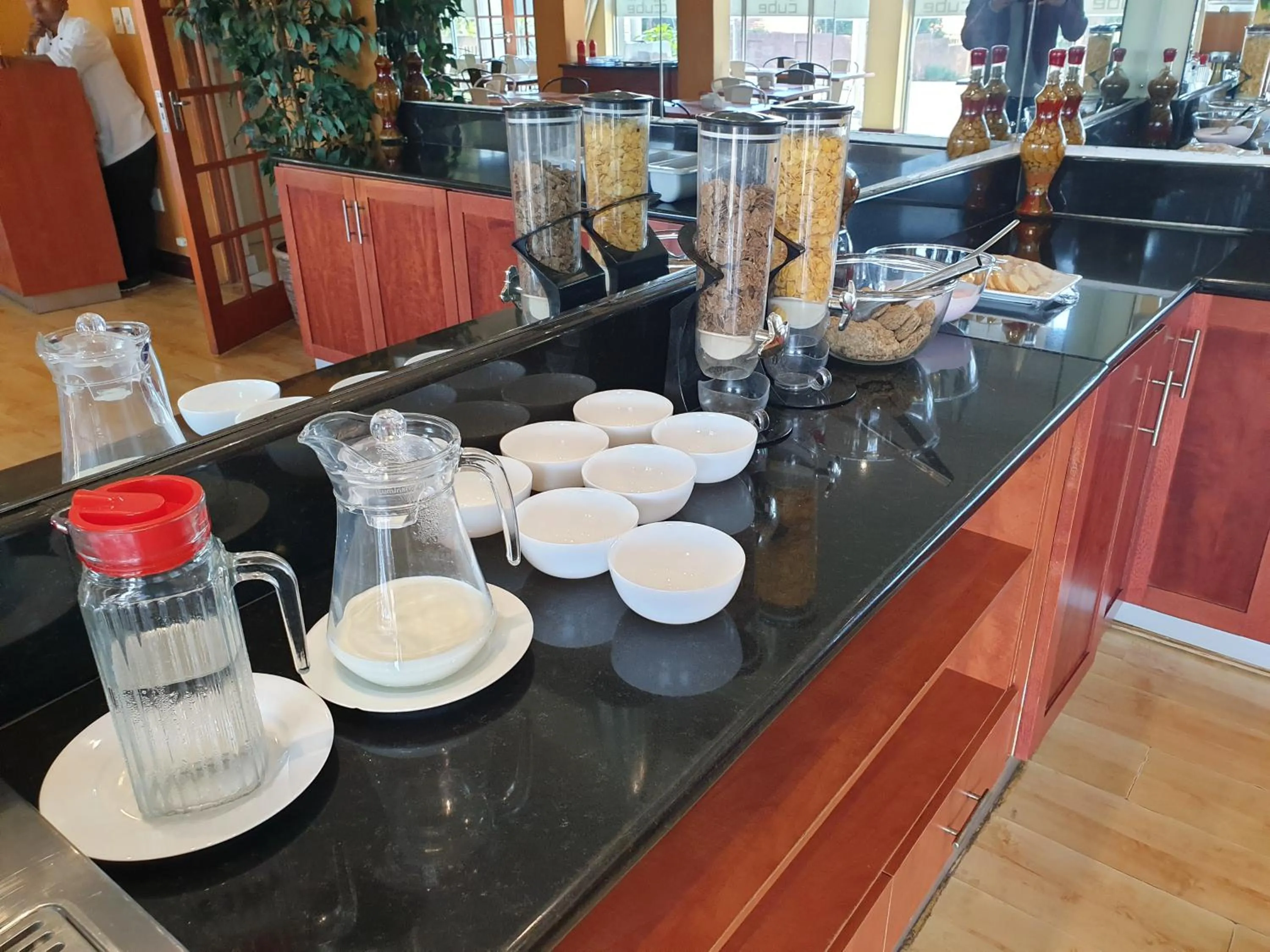 Restaurant/places to eat in Cube Hotel