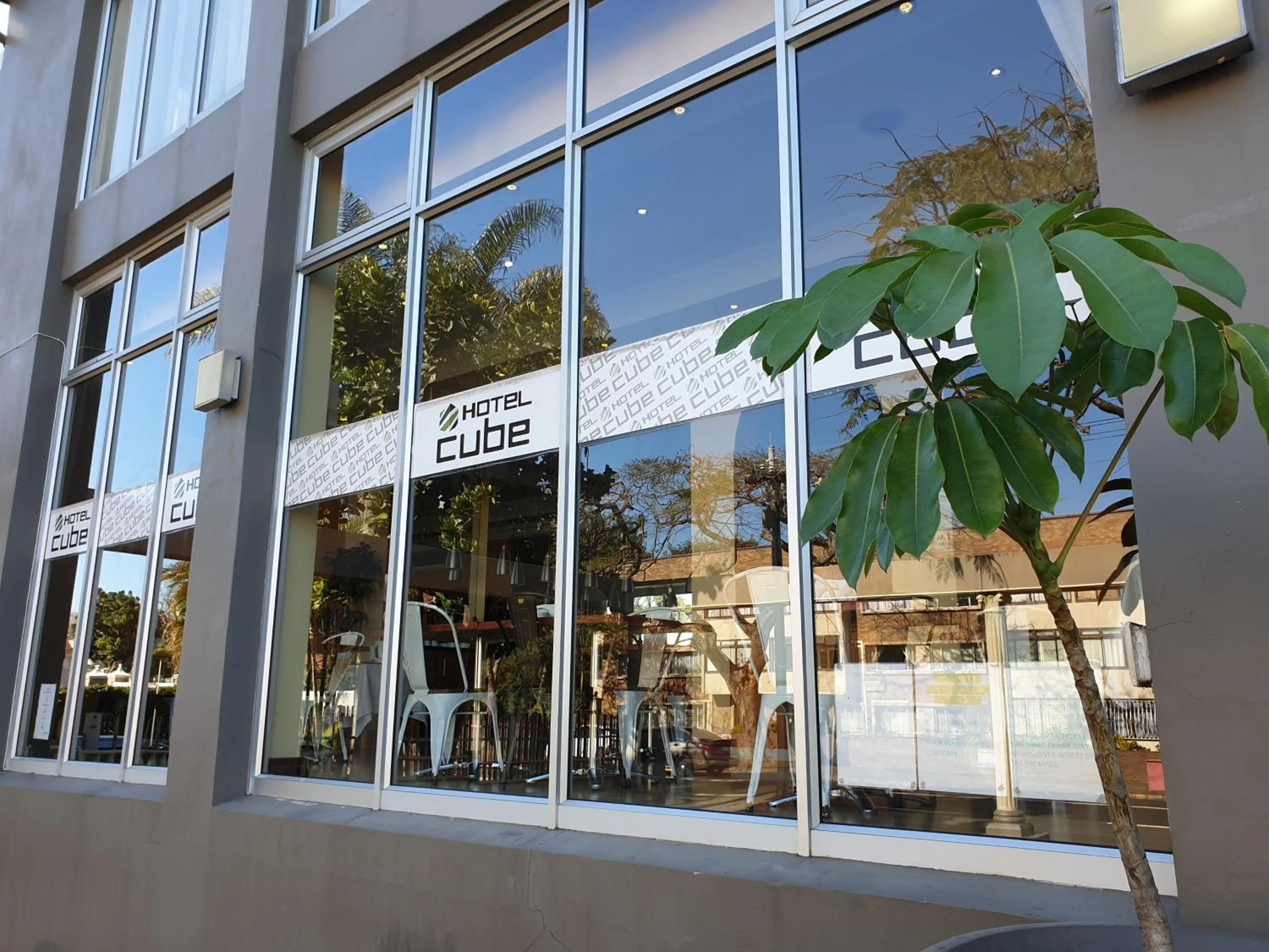 Restaurant/places to eat in Cube Hotel
