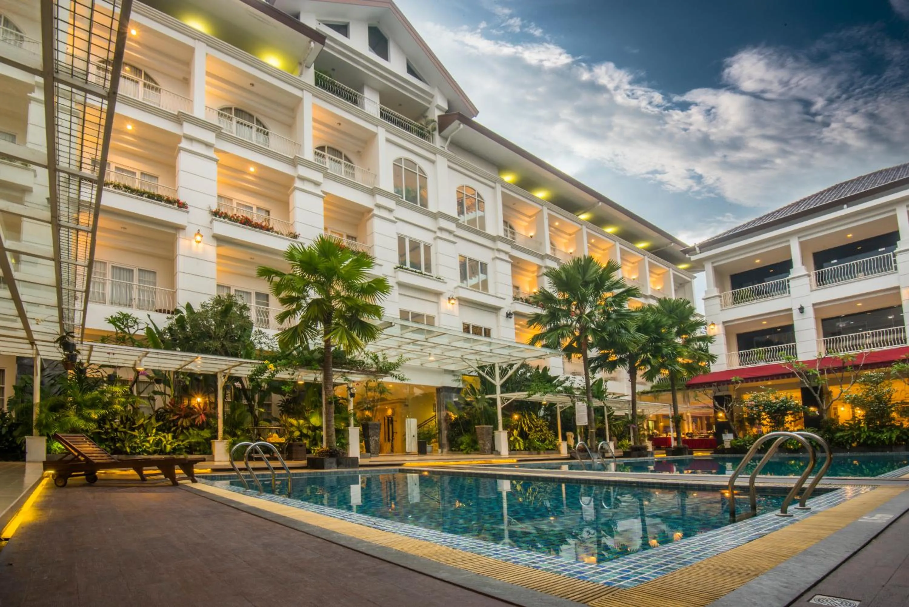 Swimming pool in Gallery Prawirotaman Hotel