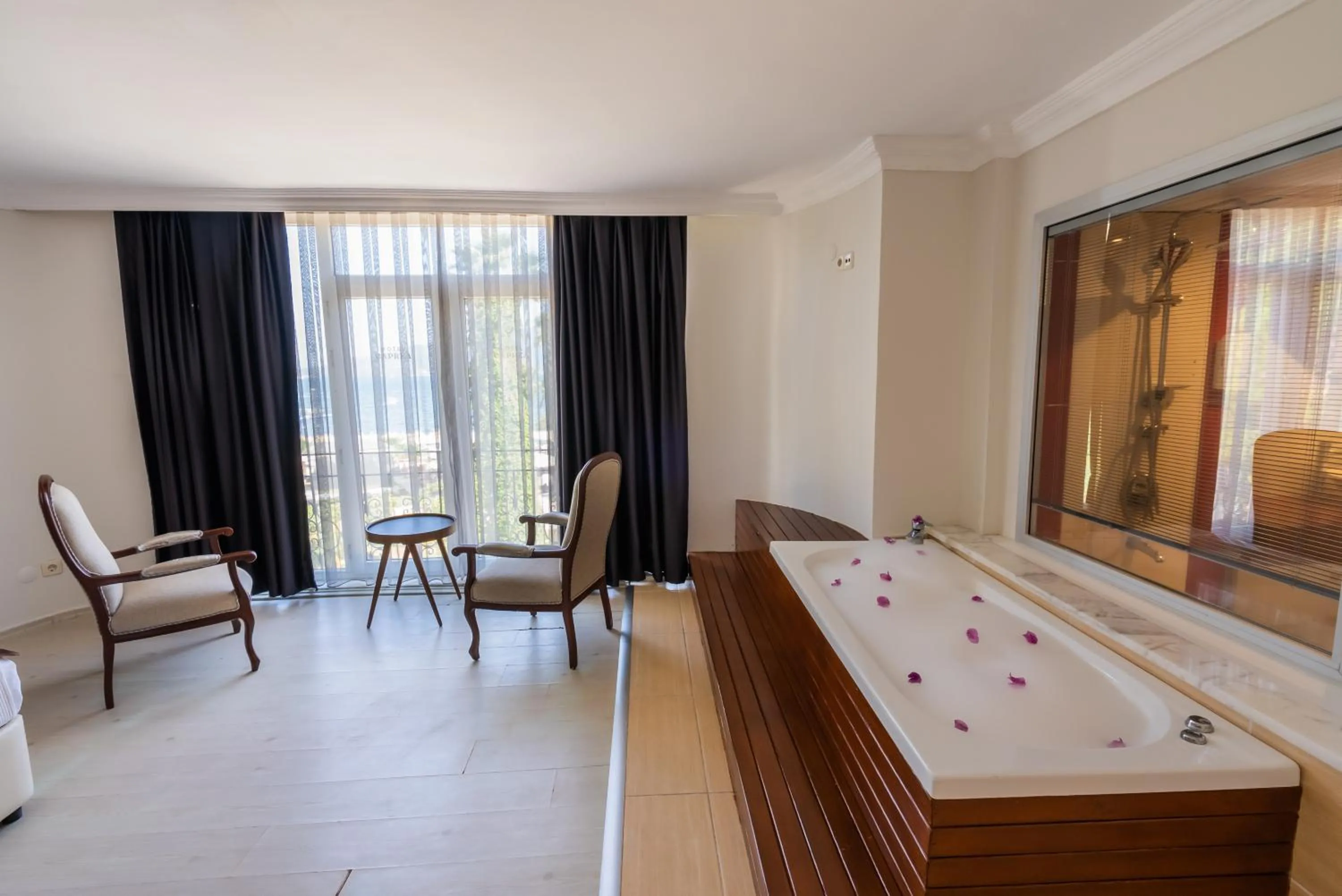 Hot Tub, Bed in Hotel Caprea