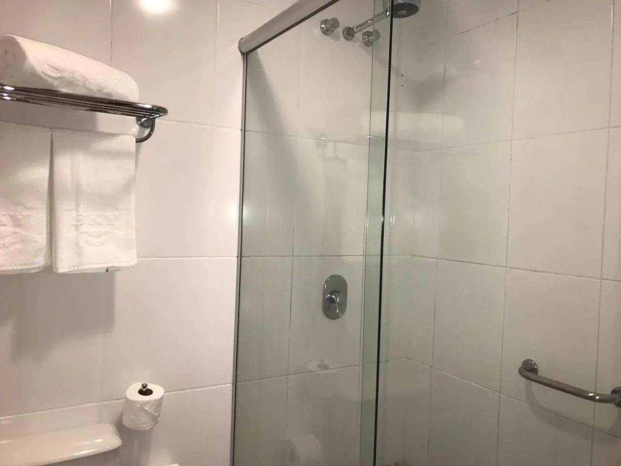 Bathroom in Flat em Gramado