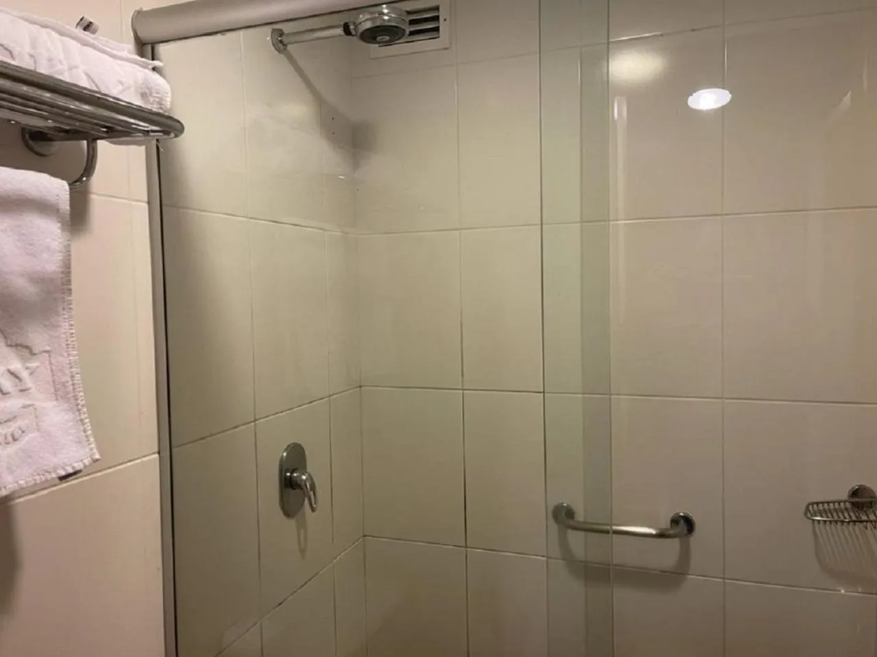 Bathroom in Flat em Gramado