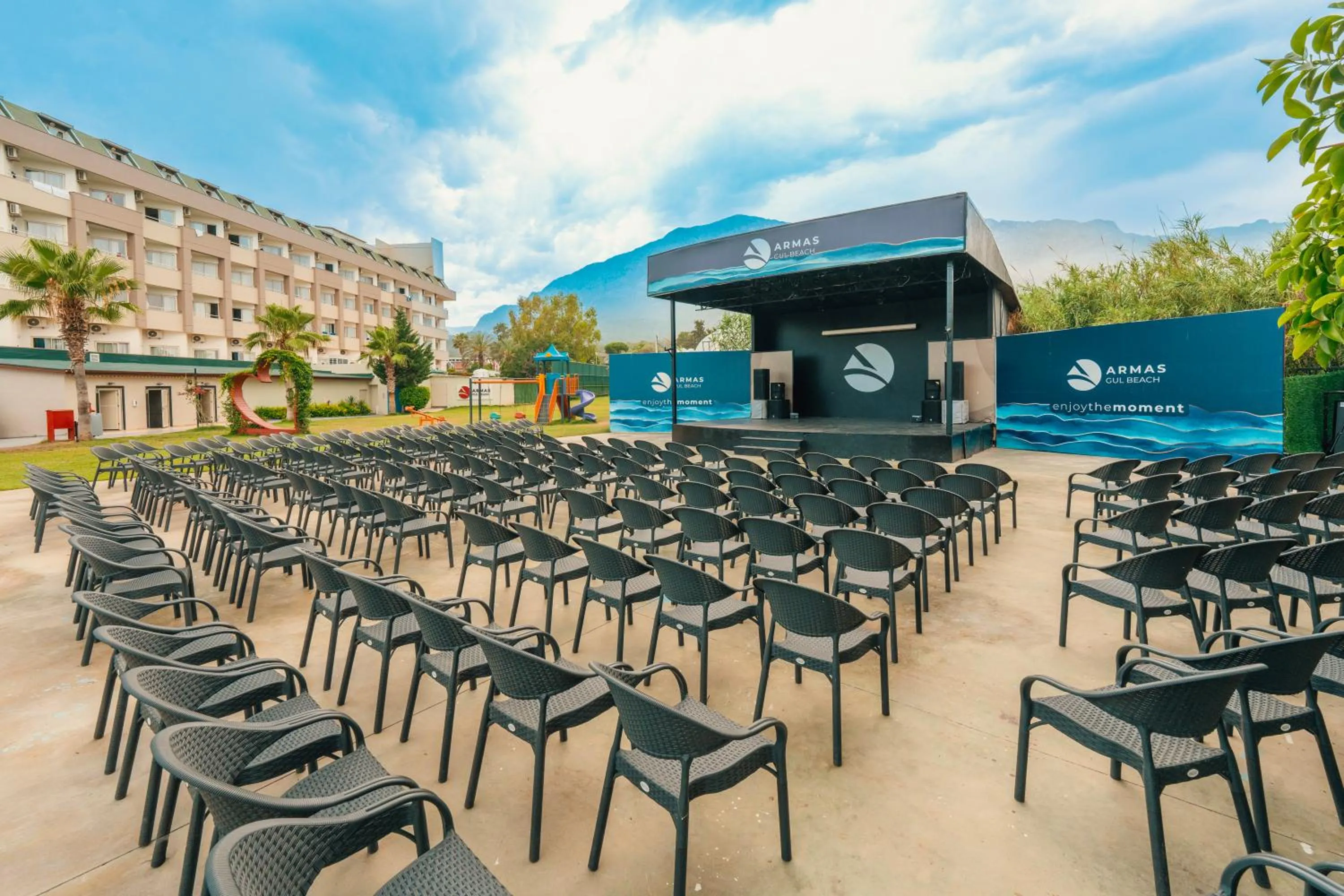 Evening entertainment in Armas Gul Beach