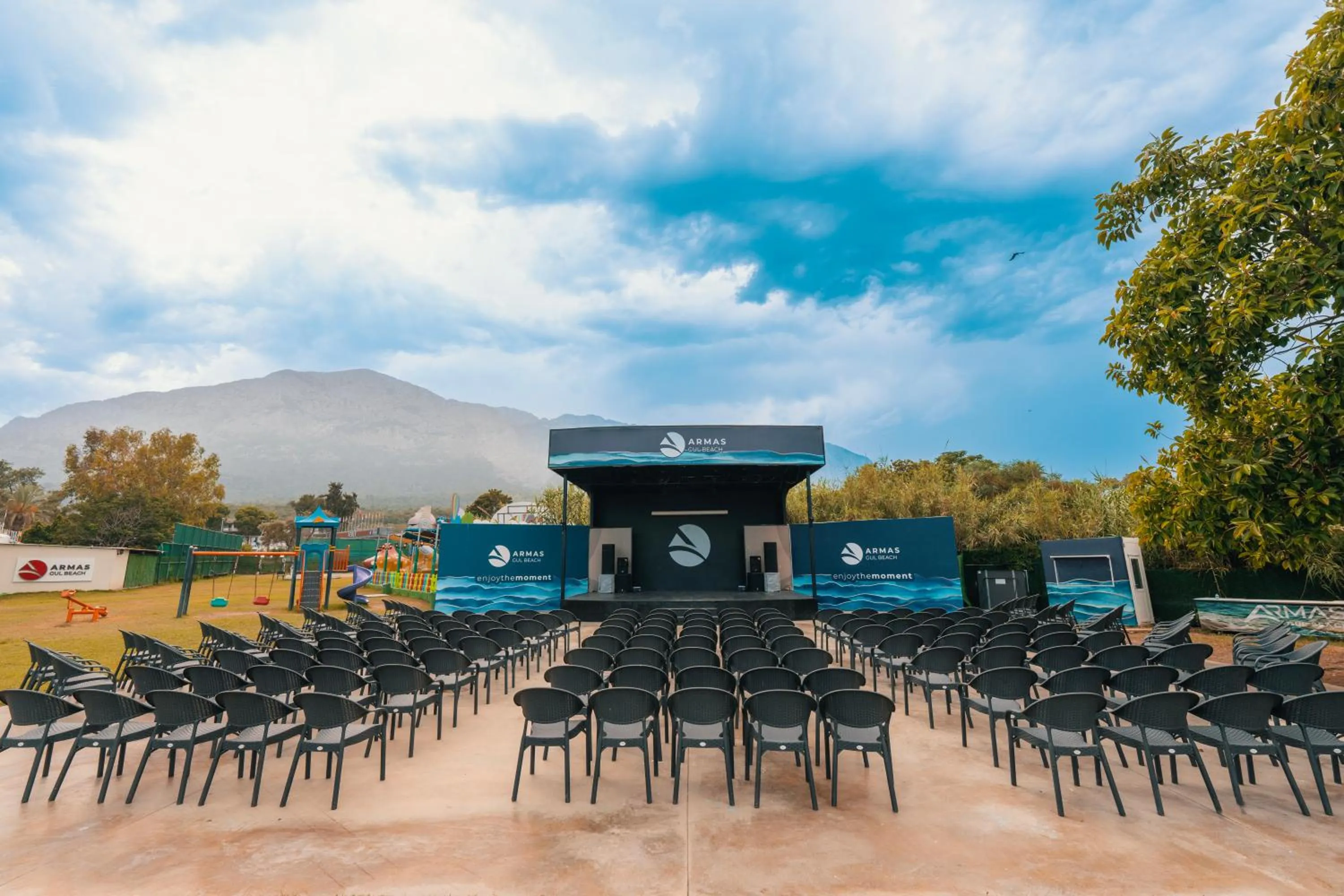 Evening entertainment in Armas Gul Beach