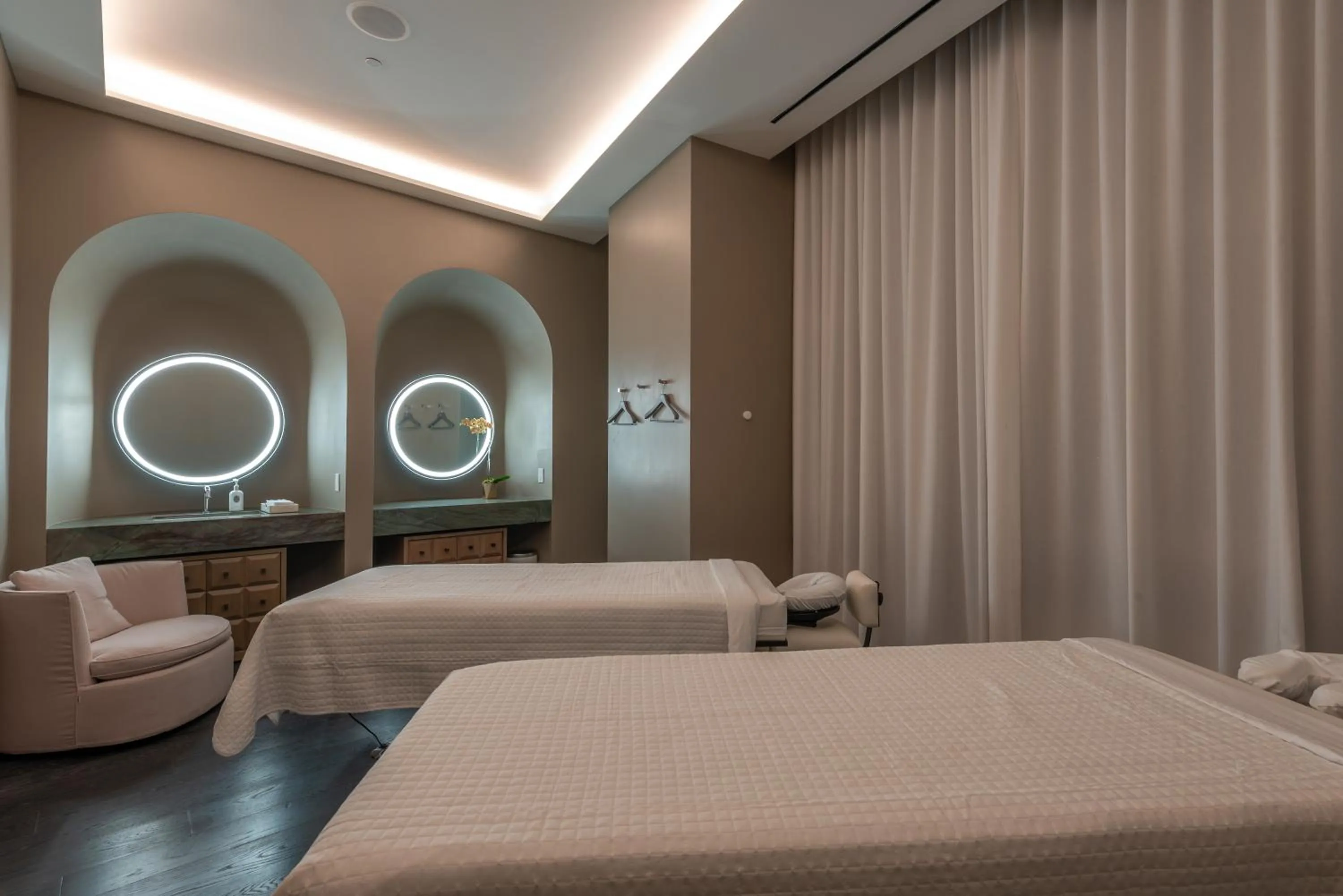 Spa and wellness centre/facilities, Bed in Suites at SLS Lux Brickell managed by CE