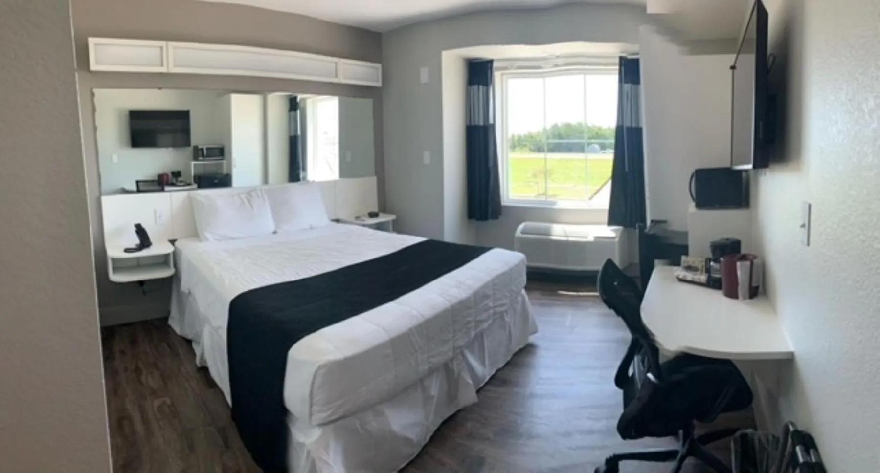 Bedroom, Bed in Crystal Inn