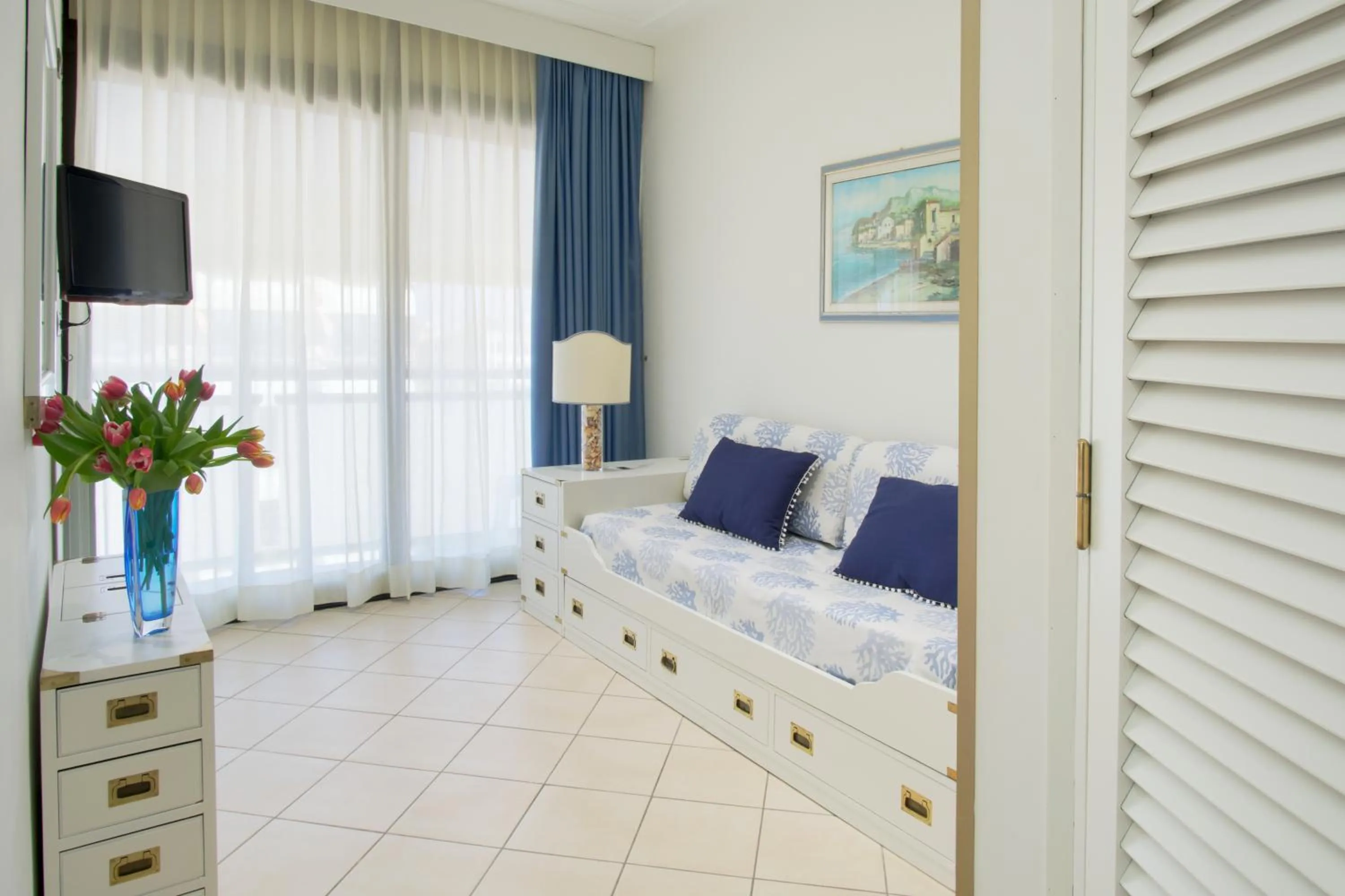 Living room, Bed in Hotel Caesar Residence & SPA