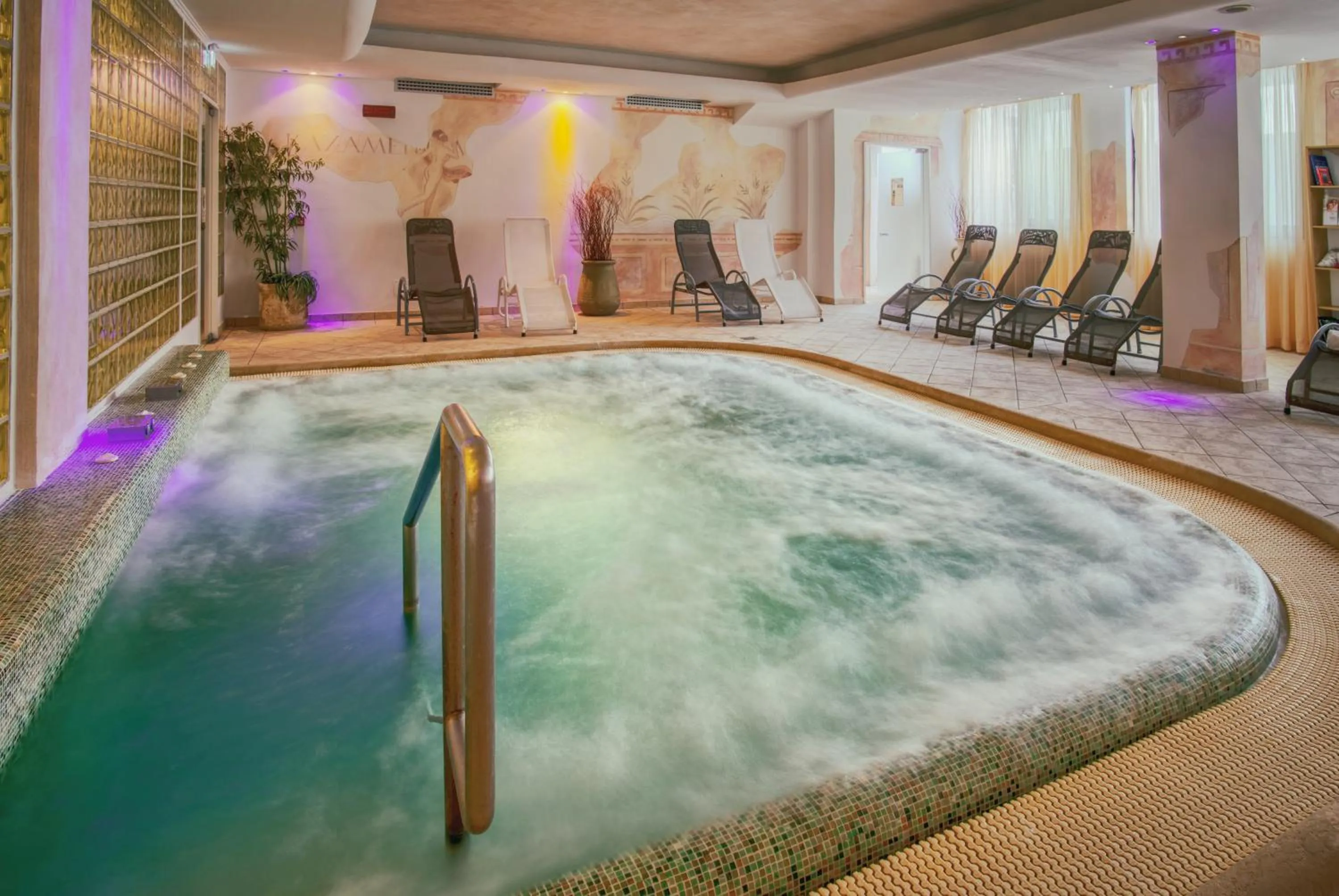 Hot Tub in Hotel Caesar Residence & SPA